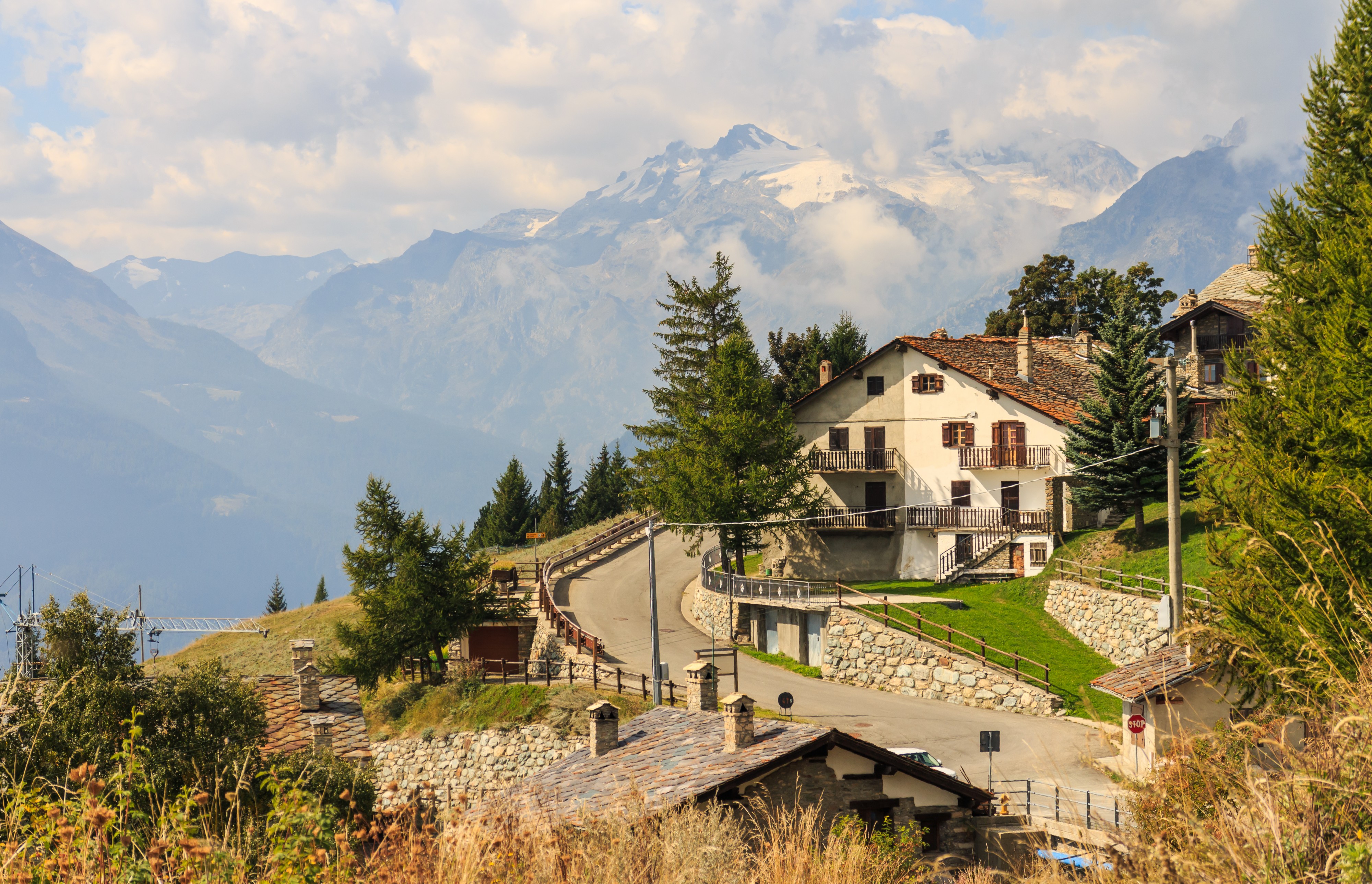 Vetan, Valle d'Aosta (1708m). Brug bij voorrangsweg Vetan 01