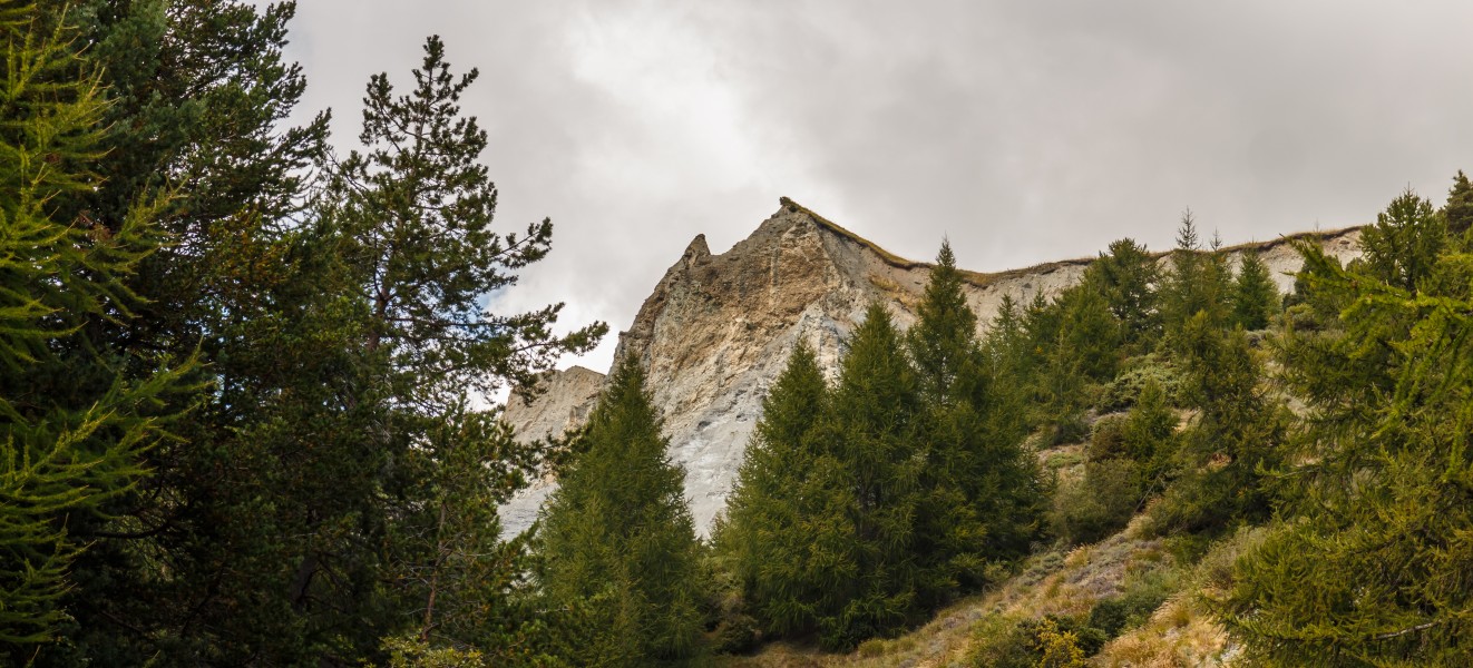 Bergtocht van Homene Dessus naar Vens in Valle d'Aosta. Zicht op rotsen met grillige erosievormen 01