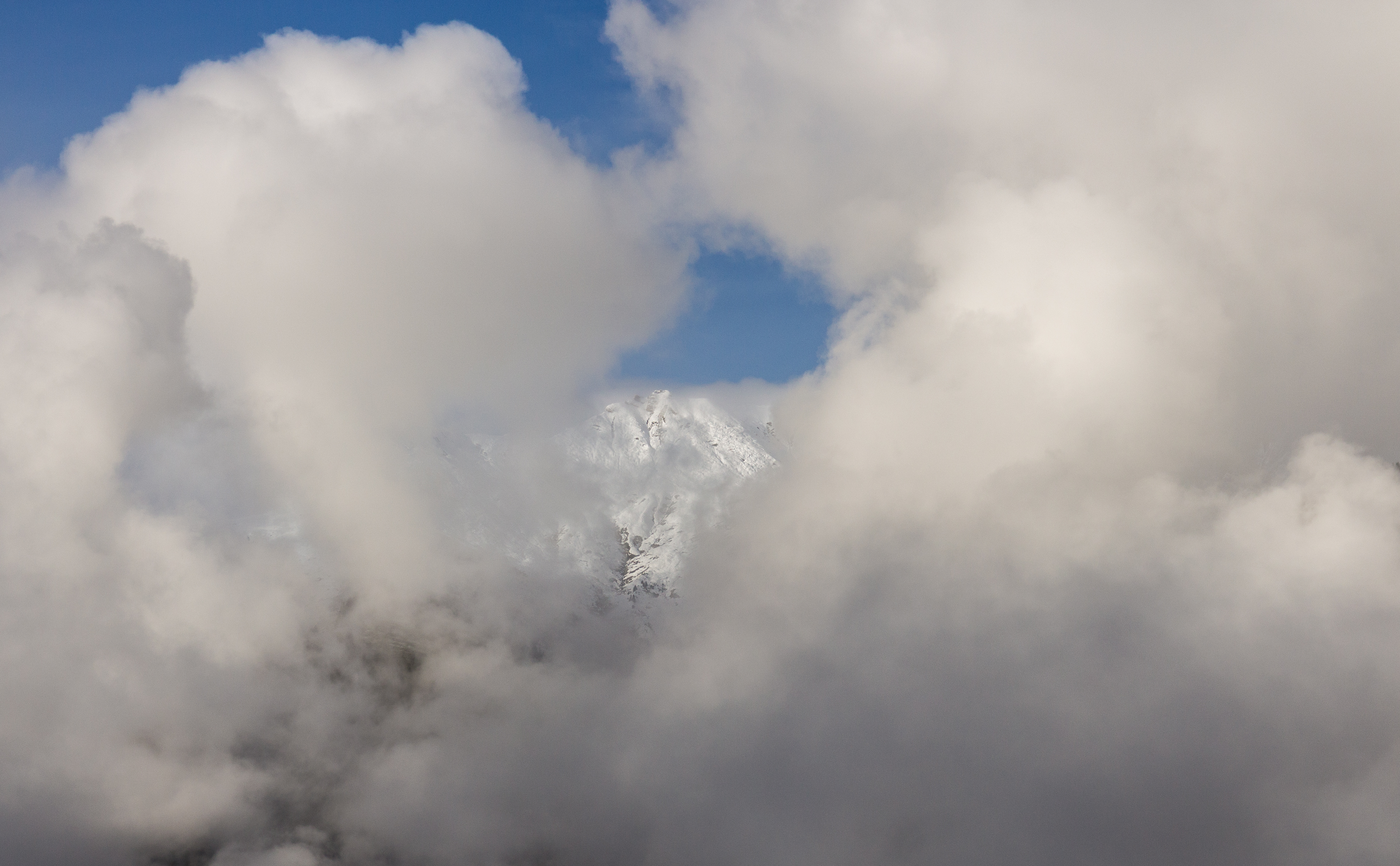 Tschiertschen (1350 meter). Zicht op bergen vanaf het balkon van het hotel 02