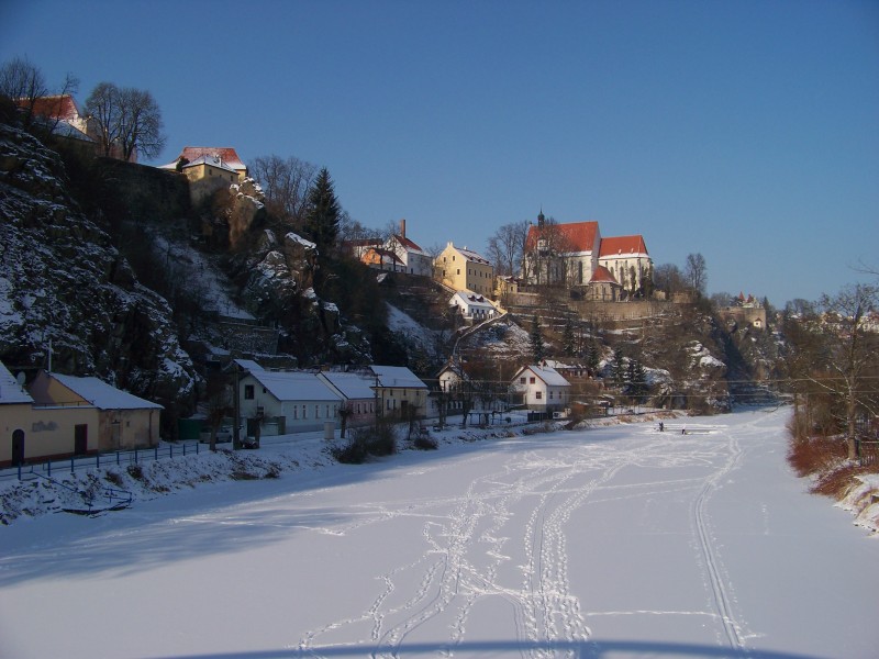 Bechyně, zamrzlá Lužnice a klášter, ze zářečského mostu