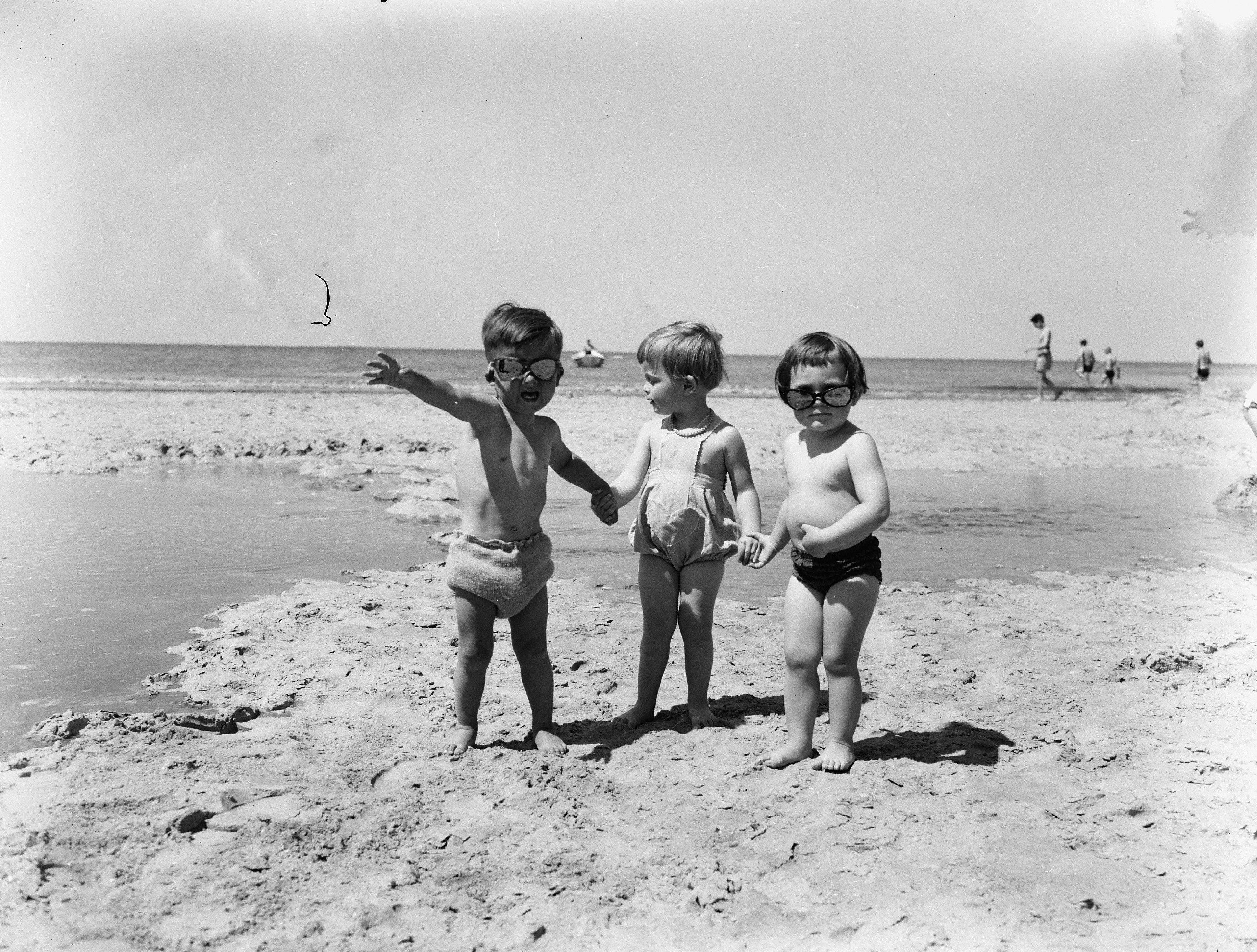 Dames en kinderen met zonnebrillen aan strand, Bestanddeelnr 907-1657
