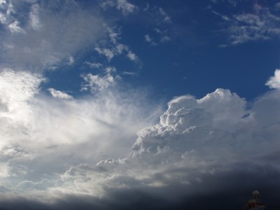 I looked at the beautiful cumulonimbus in the Japanese sky.