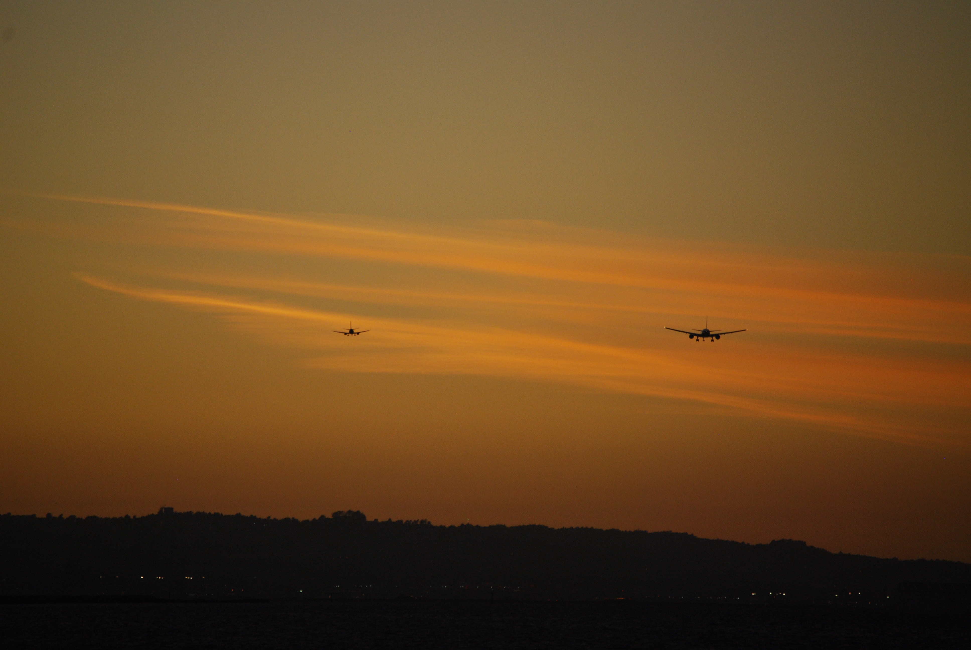 SFO runways 28 L and R approach from the southwest (6848890844)