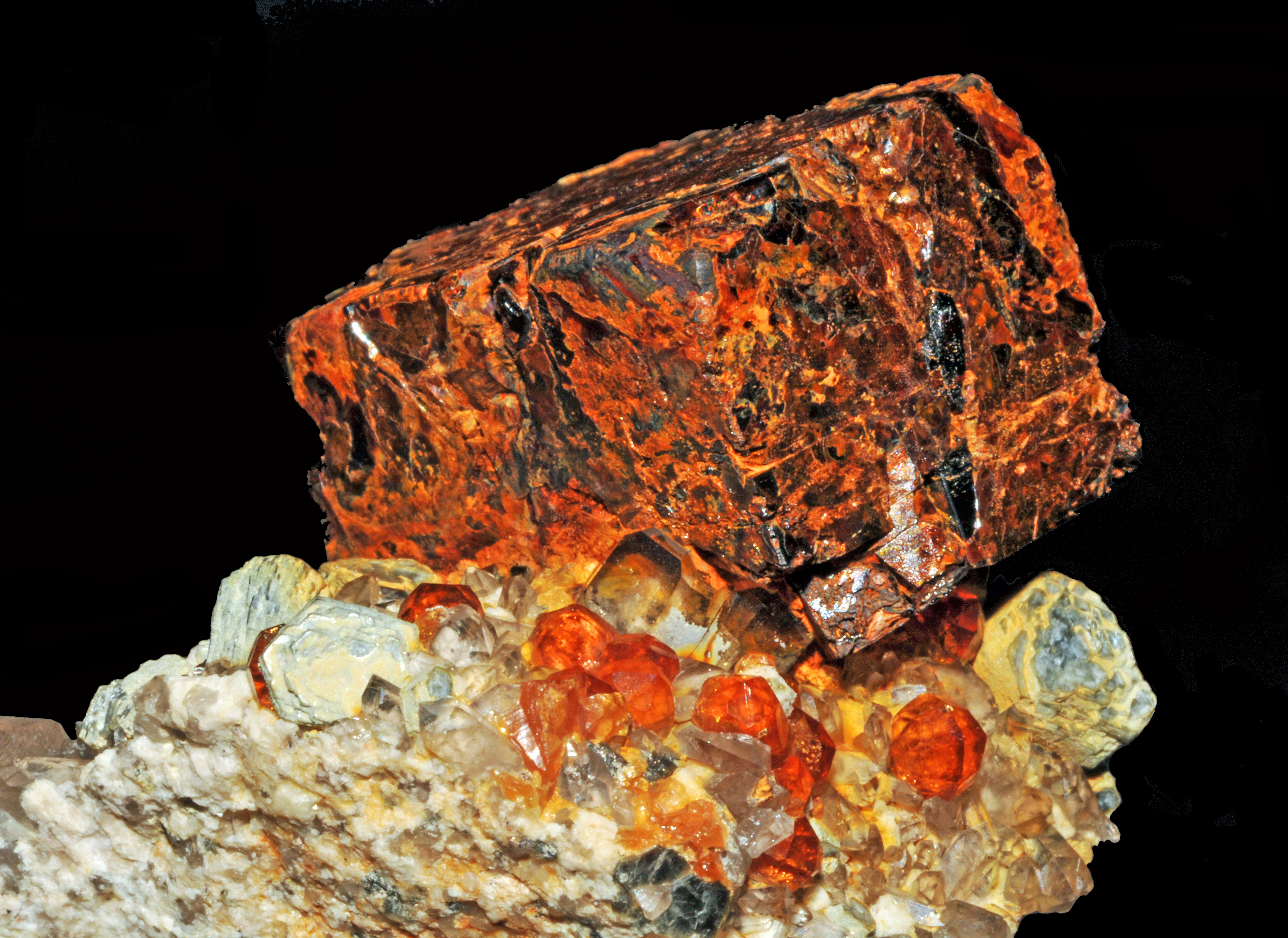 Grenats var. spessartine, quartz fumé, mica var. muscovite et pyrite (Chine) 2 