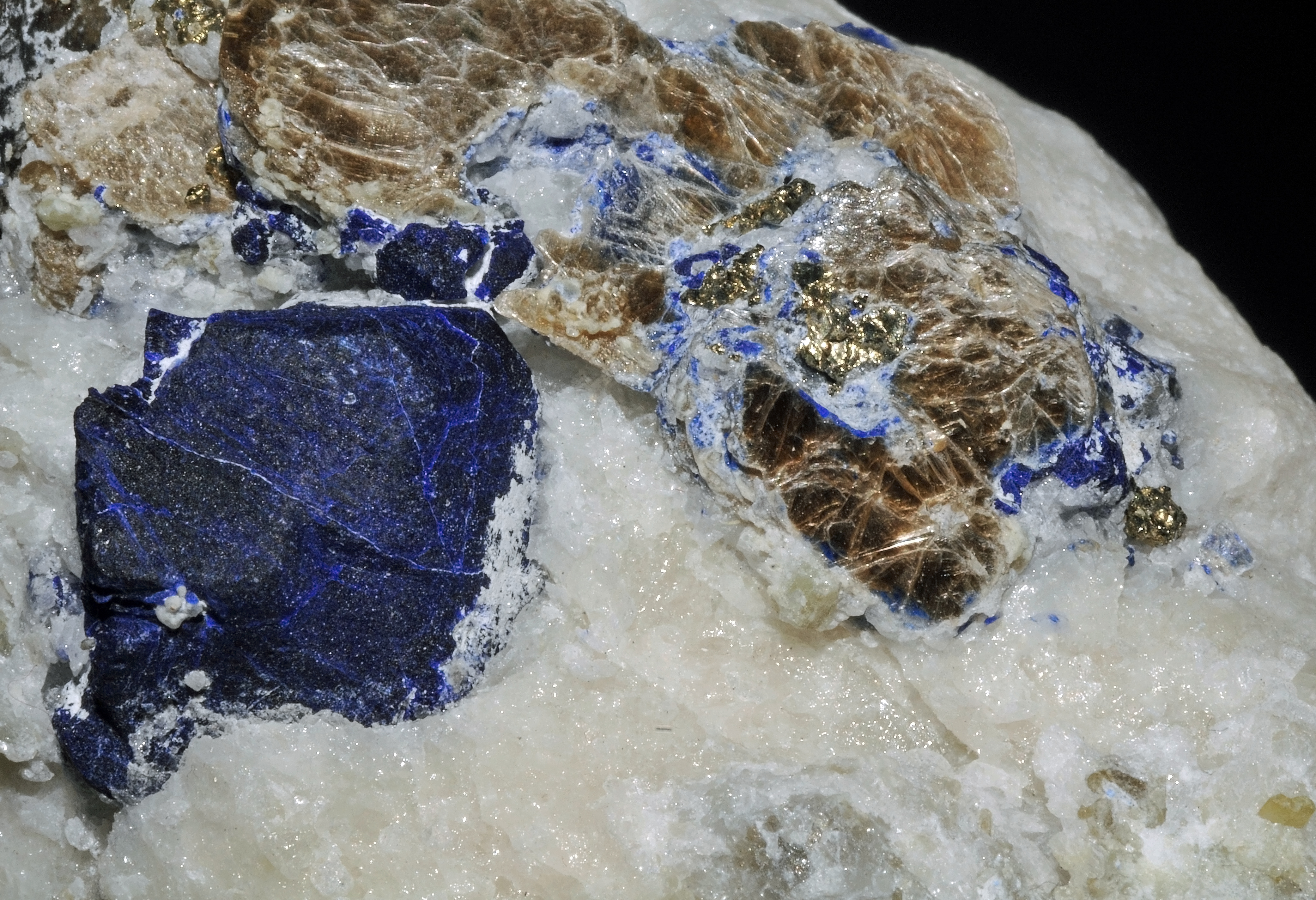 Lazurite, mica var. muscovite et pyrite (Afghanistan) 2 