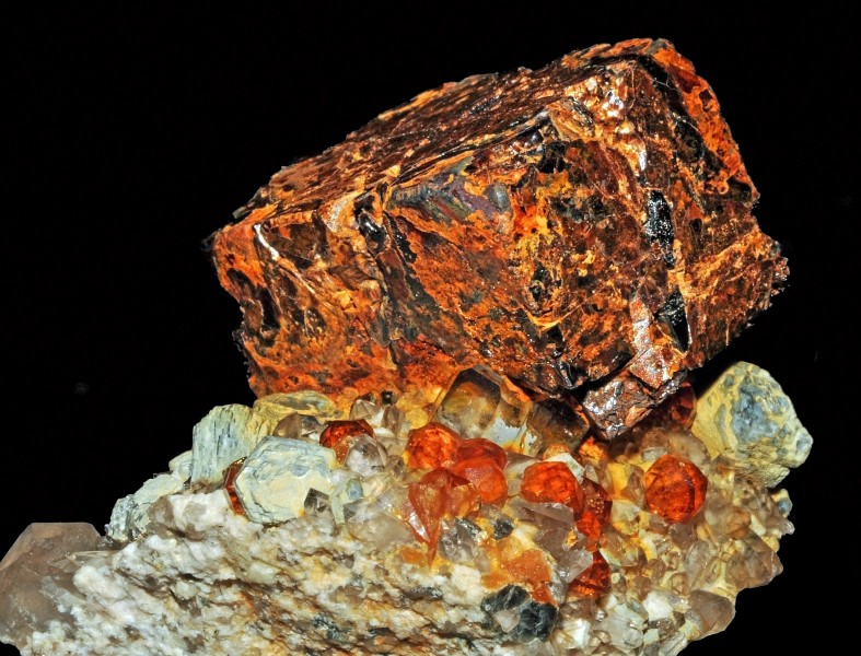 Grenats var. spessartine, quartz fumé, mica var. muscovite et pyrite (Chine) 1 