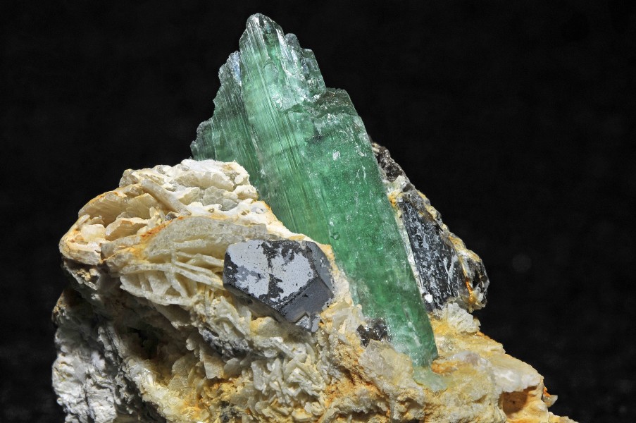 Hiddenite, cleavelandite, quartz 1