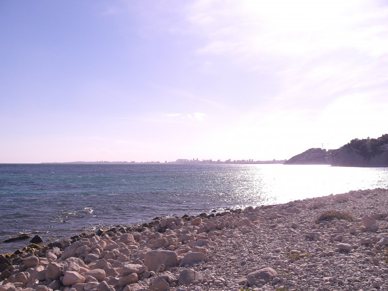 Playa de la Coveta Fumá, se puede apreciar la costa de Alicante
