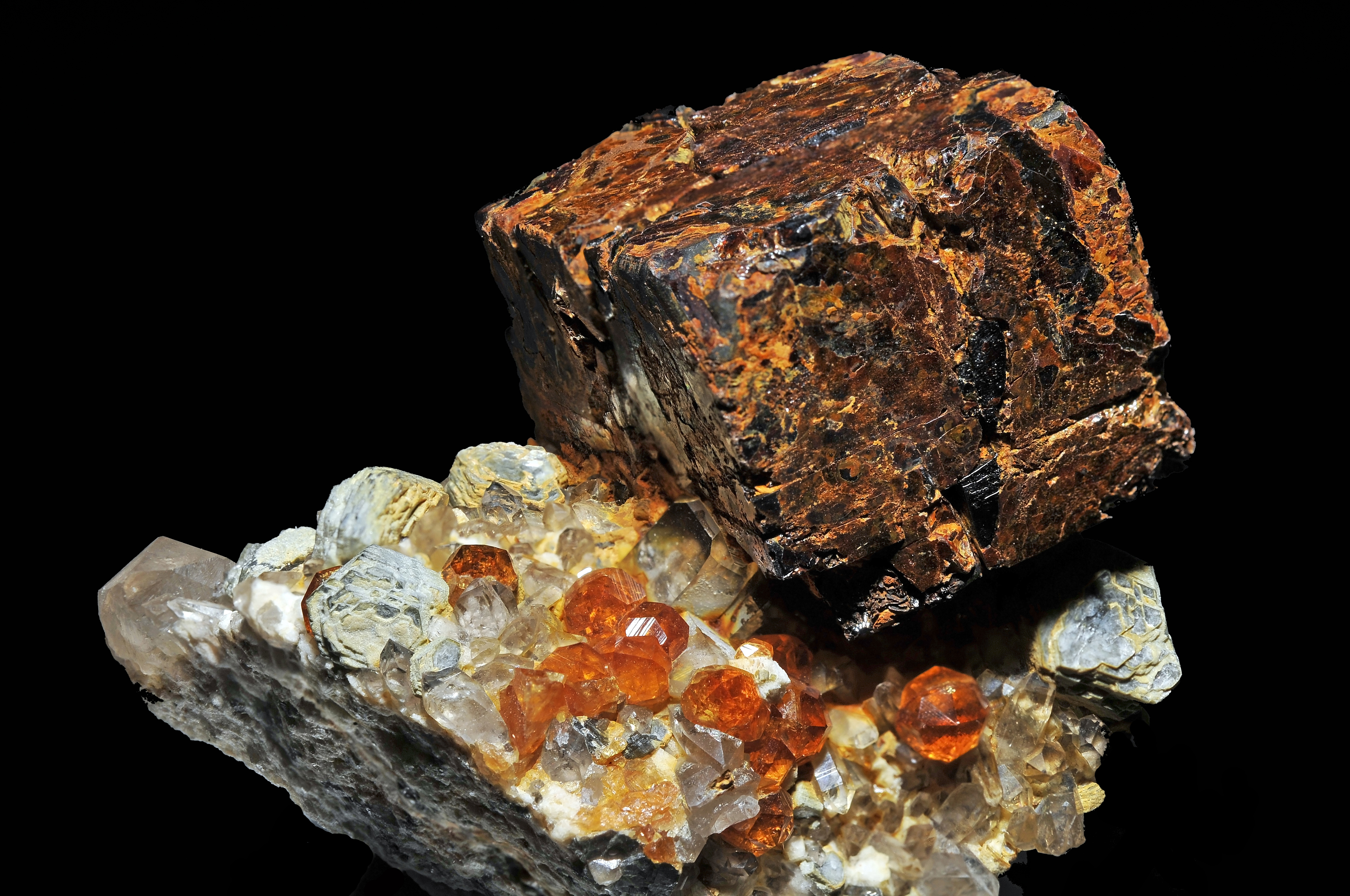 Spessartine après pyrite, quartz fumé, orthose, muscovite 1