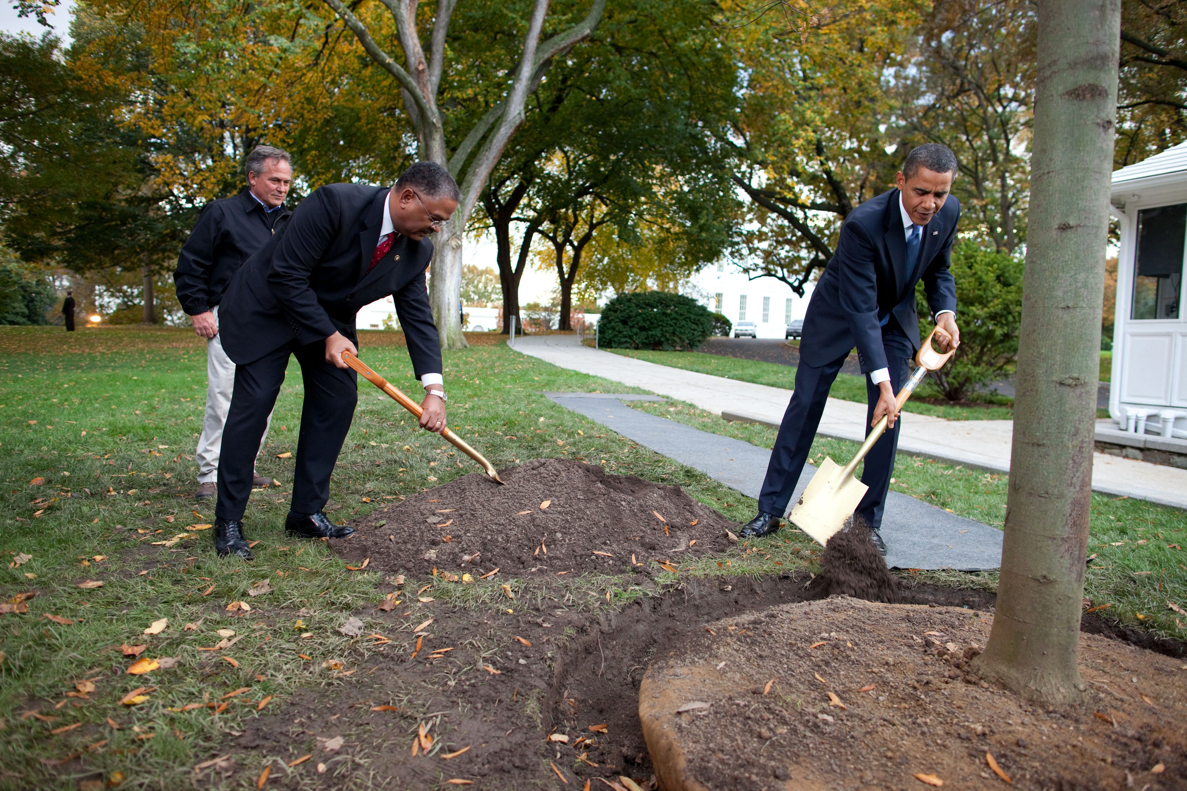Barack Obama and the White House Chief Usher Stephen W. Rochon plant a commemorative tree