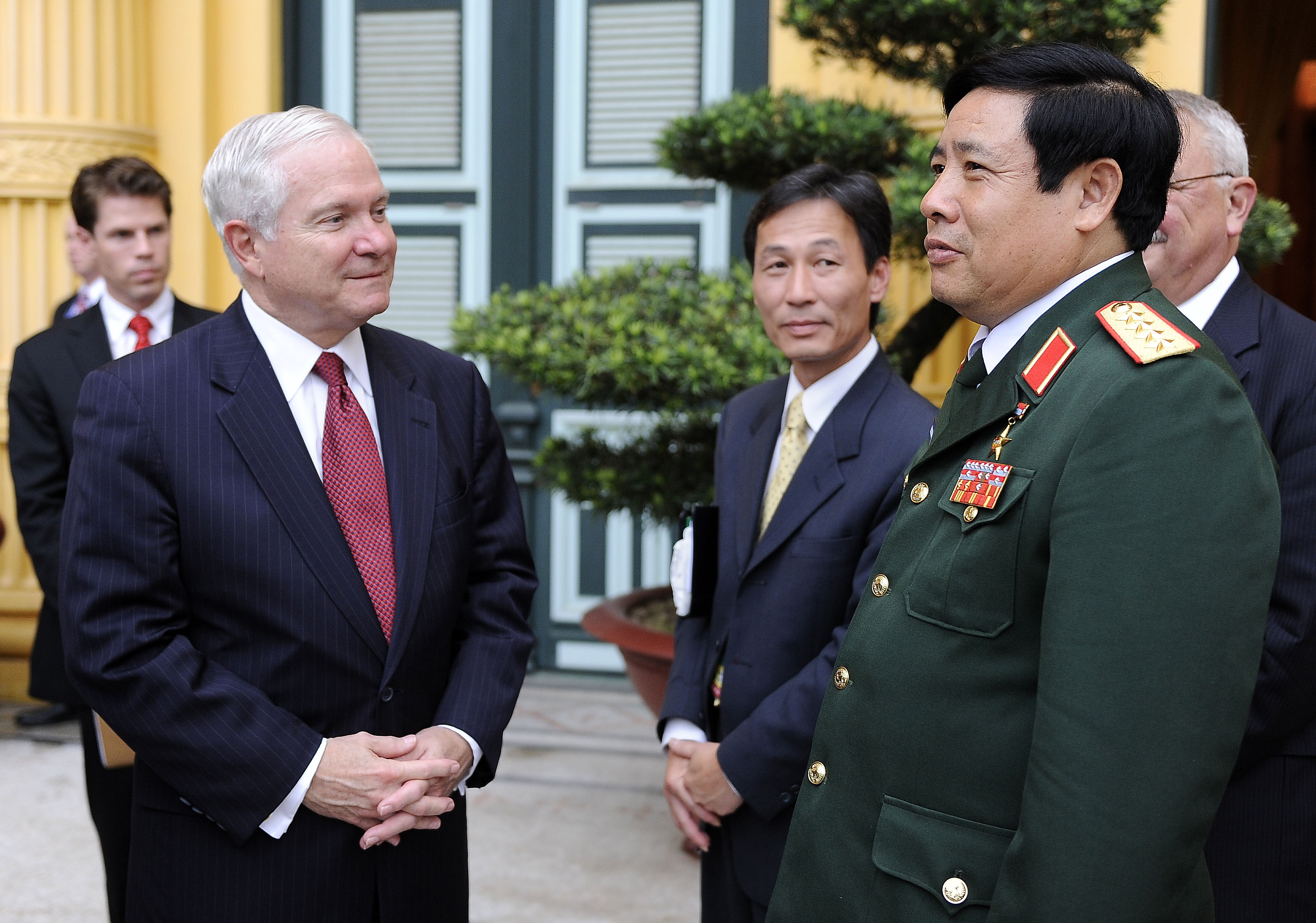 Defense.gov News Photo 101012-F-6655M-027 - Secretary of Defense Robert M. Gates talks with Vietnamese Defense Minister Phung Quang Thanh in the Presidential Palace during the Association of