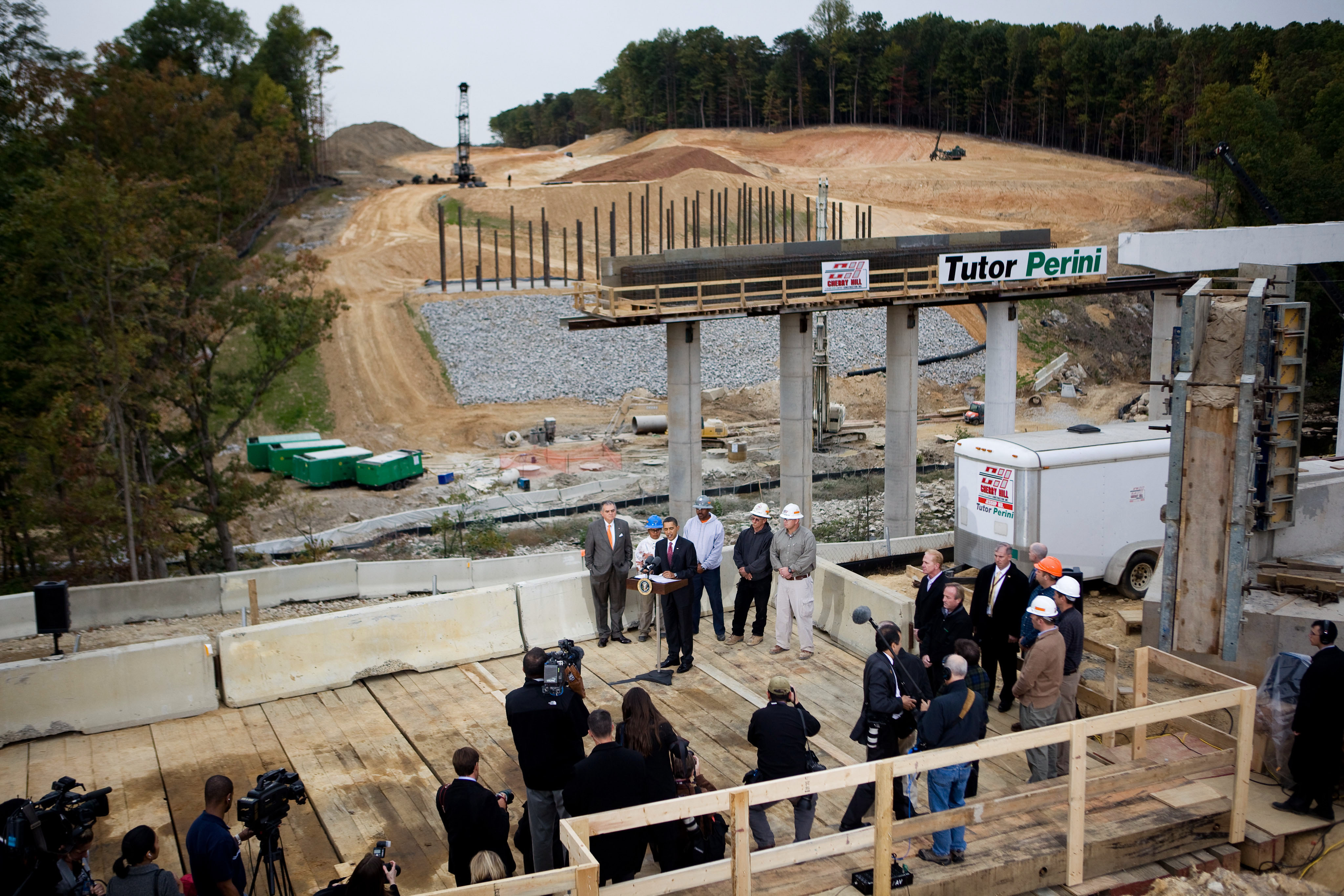 President Barack Obama delivers remarks on the economic benefits of the Recovery Act after touring the Fairfax County Parkway Extension bridge construction site, a Recovery Act project, in Fairfax, Va., Oct. 14, 2009