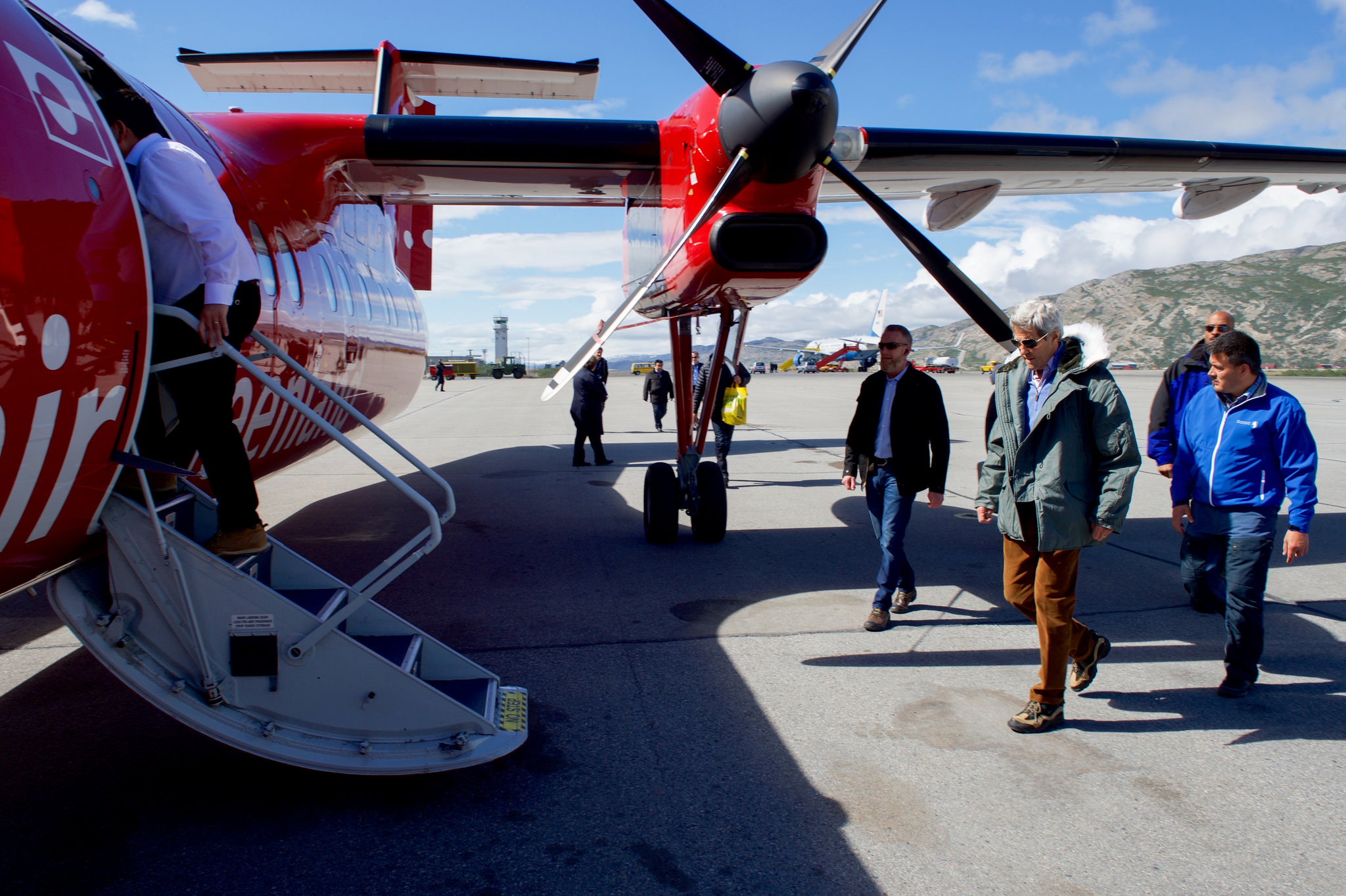 Secretary Kerry Prepares to Board a Plane to Ilulissat, Greenland (27144508013)