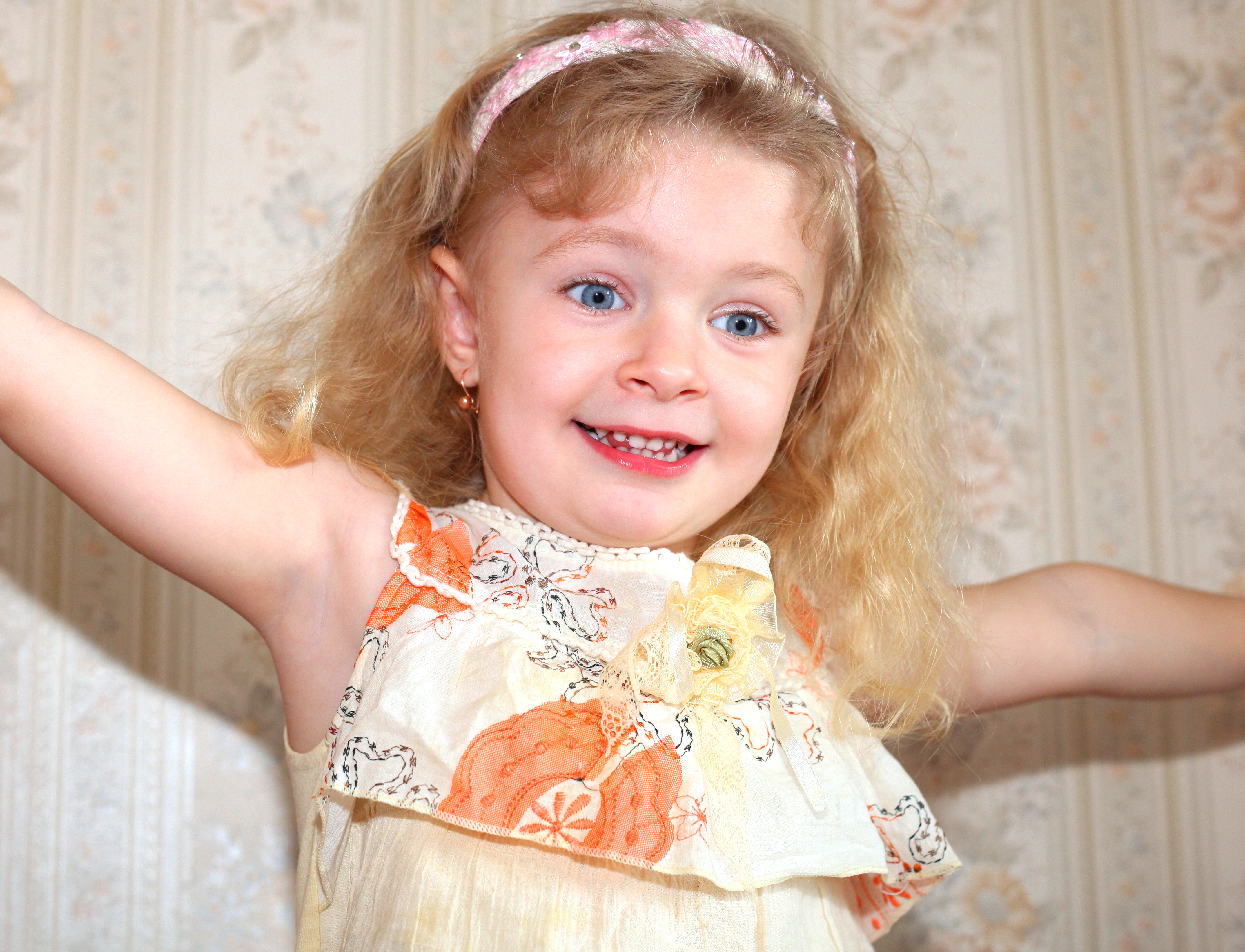 a beautiful child girl photographed in May 2013, picture 15