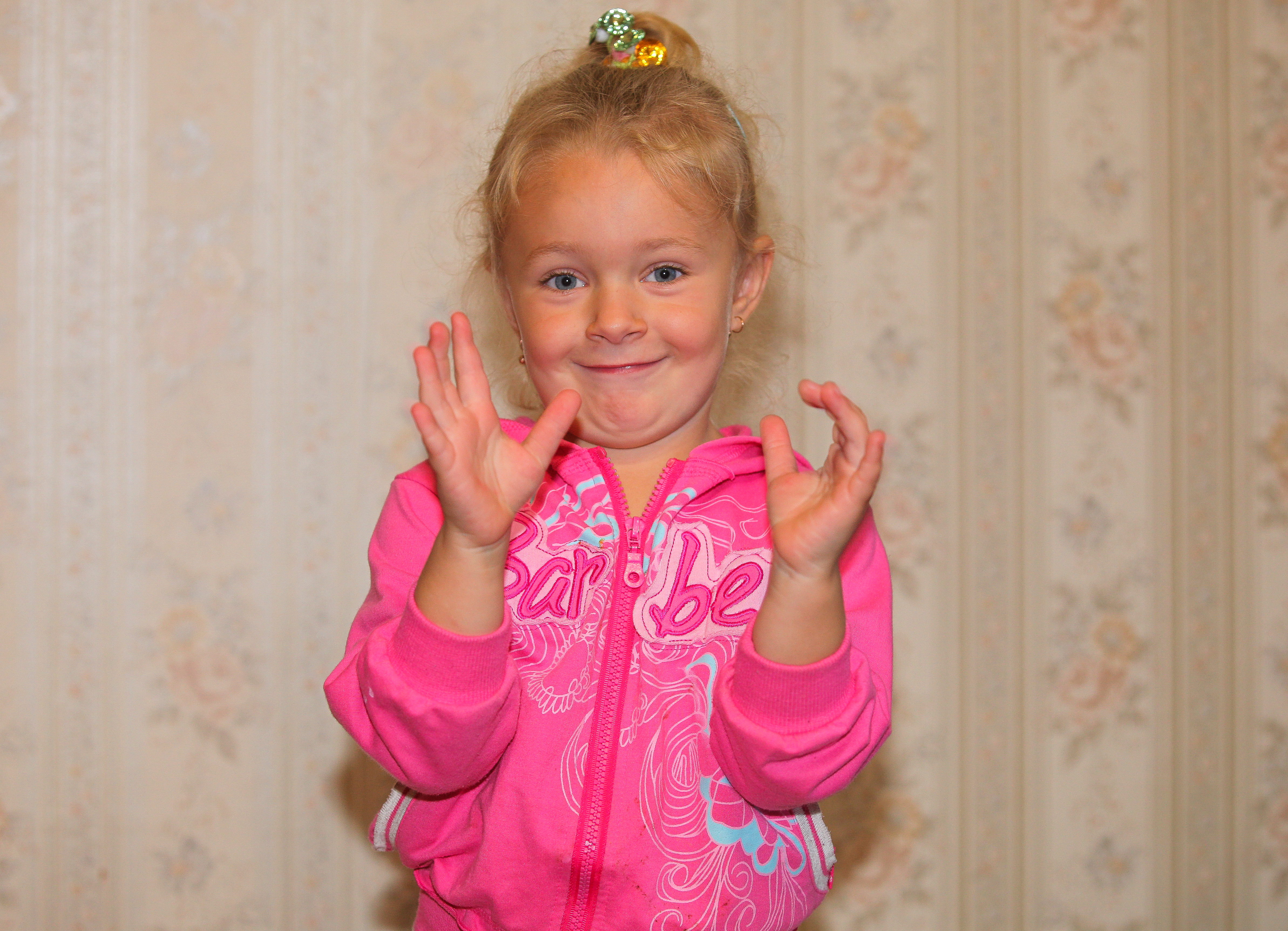 a cute child girl photographed in September 2013, picture 1/4