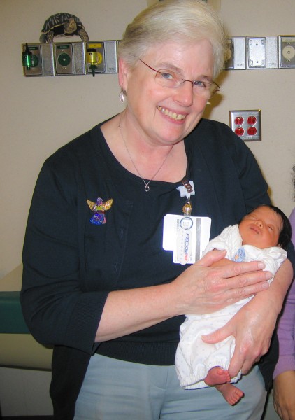 20081208 Mary Rose Tully with a 17-day old patient at UNC Hospital (503p)