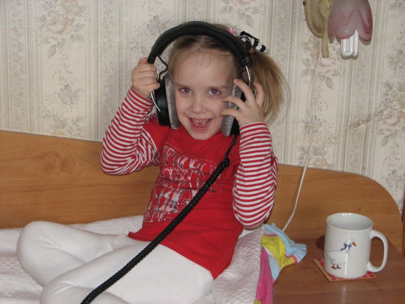 A small girl listening to music via Beyerdynamics headphones