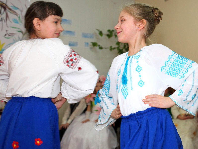 two pretty schoolgirls dancing, photo 1
