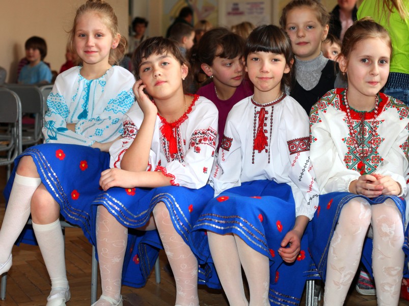 girls-dancers in embroideries, photo 2