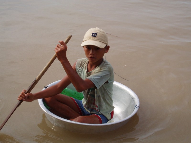 Niño del Lago Tonle Sap en Camboya
