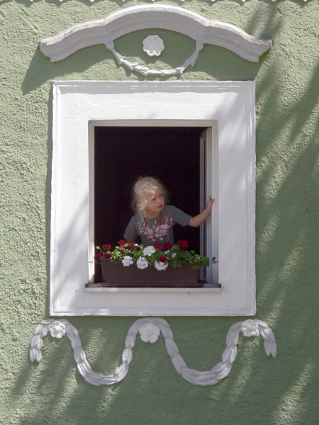 Putzleinsdorf - Fenster mit Stuckornament 2
