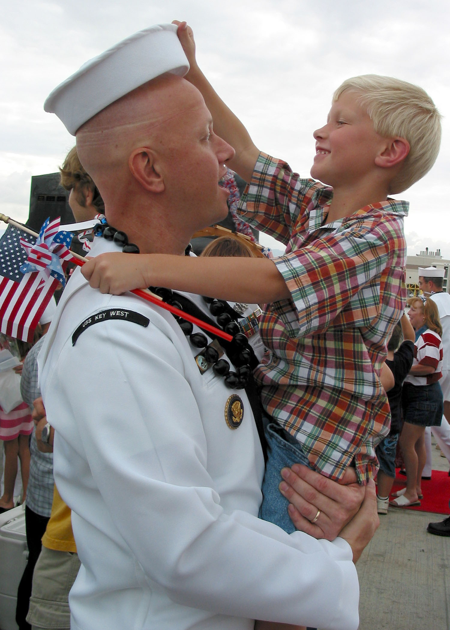 US Navy 030724-N-0879R-002 Electronics Technician 1st Class Michael Gray and his five-year-old son reunite