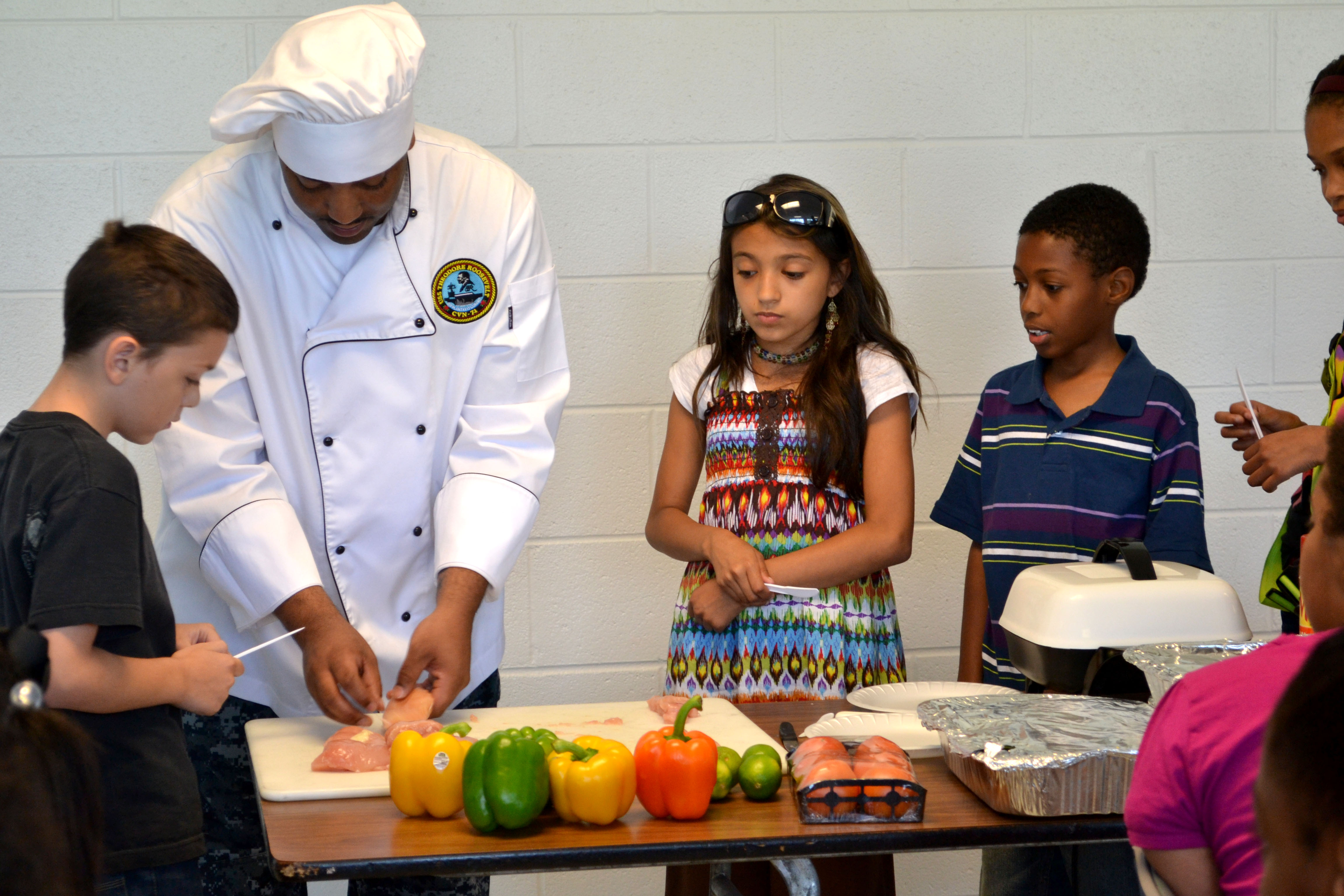 US Navy 110607-N-WX729-061 Students from Coleman Place Elementary School attend a hands-on food preperation demonstration by Sailors assigned to th