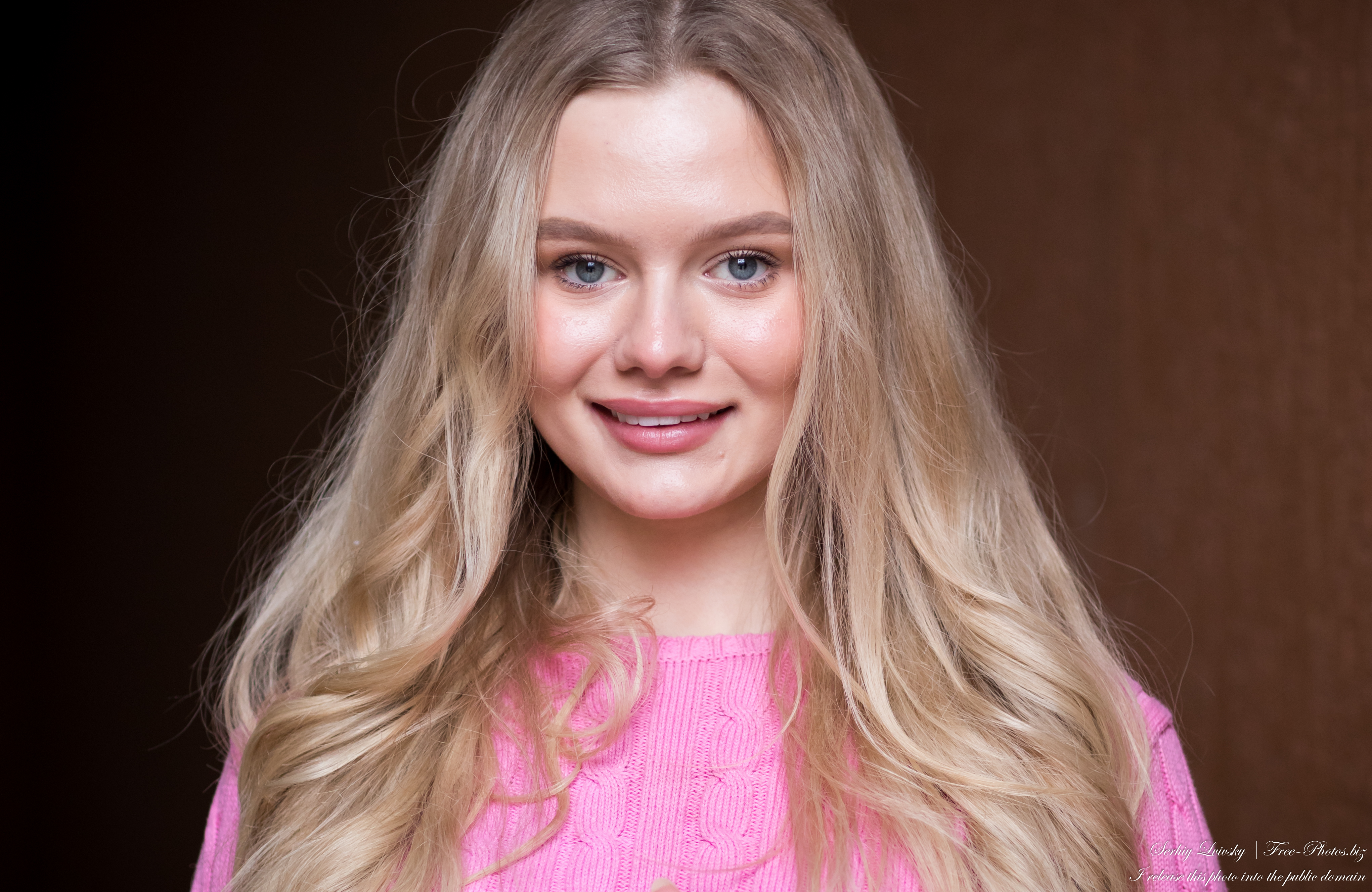 Oksana - a 19-year-old natural blonde girl photographed by Serhiy Lvivsky in March 2021, picture 14