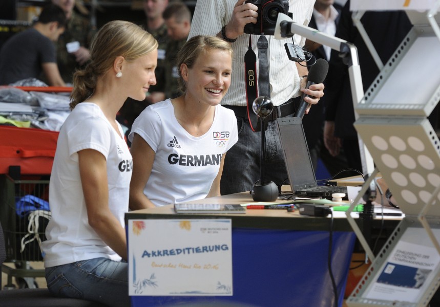 Anna und Lisa Hahner bei der Olympia-Einkleidung Hannover 2016 (Martin Rulsch) 12