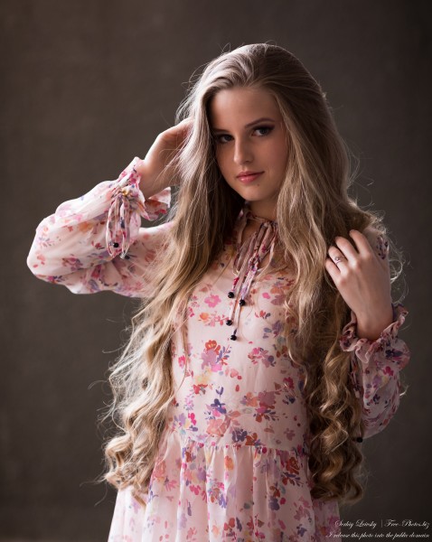 Diana - an 18-year-old natural blonde girl photographed by Serhiy Lvivsky in July 2020, picture 7