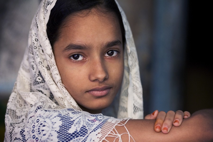 India - Varanasi girl with scarf - 2635