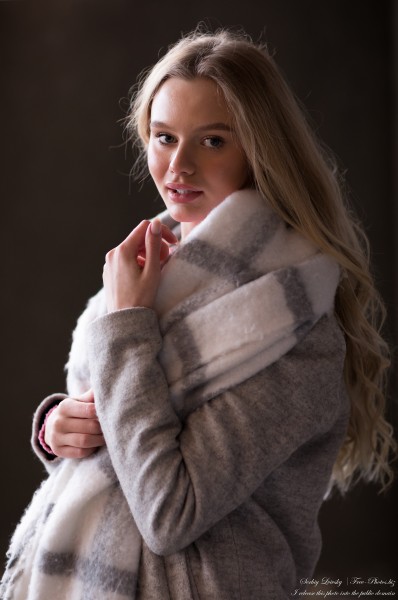 Oksana - a 19-year-old natural blonde girl photographed by Serhiy Lvivsky in March 2021, picture 12