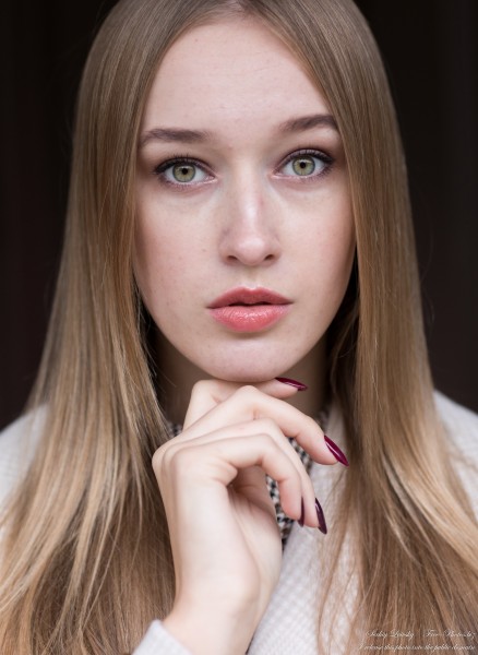 Sophia - a 19-year-old blonde girl with yellow-green eyes photographed in October 2020 by Serhiy Lvivsky, picture 11