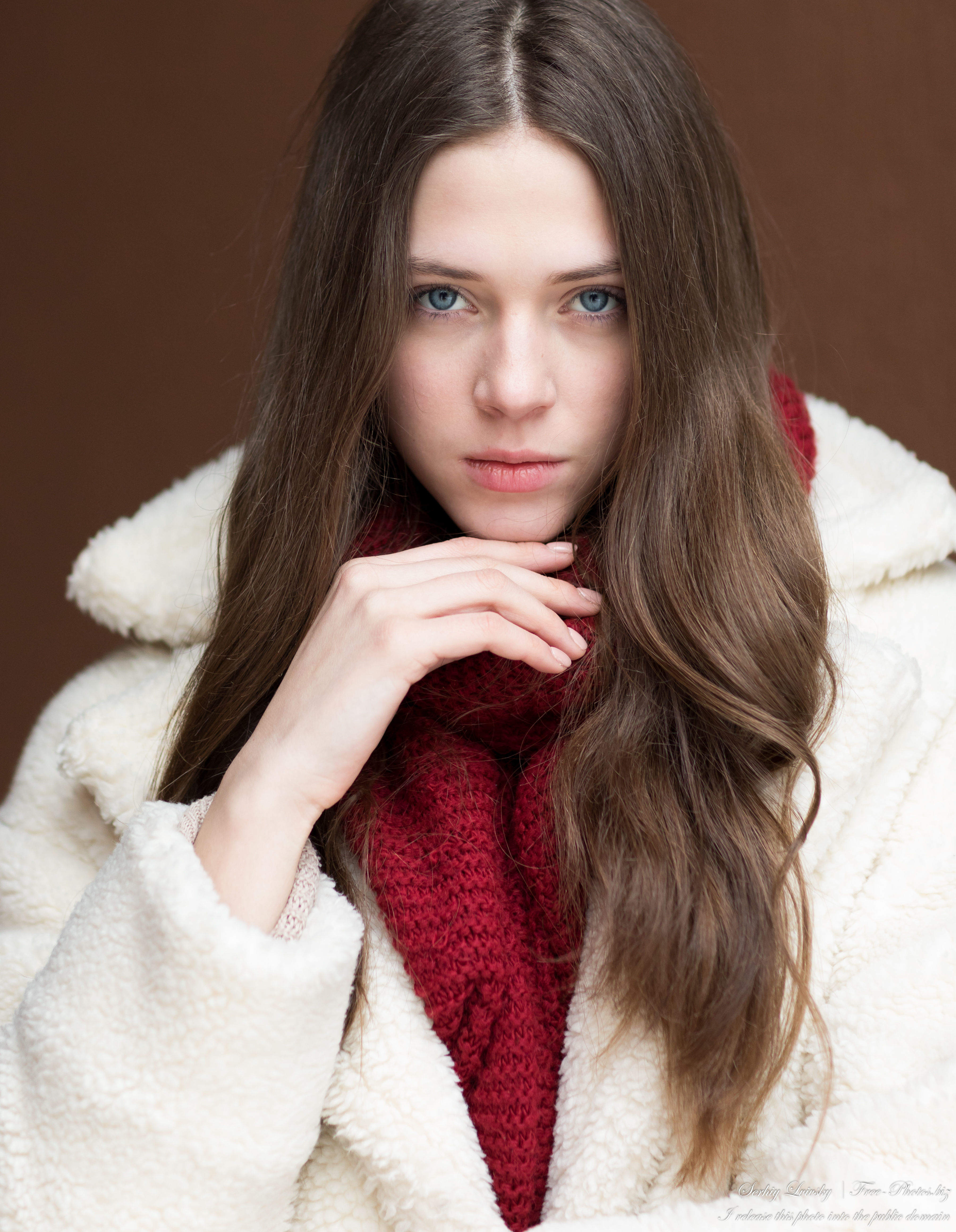 Sophia - a 17-year-old girl with blue eyes photographed by Serhiy Lvivsky in January 2022, picture 1