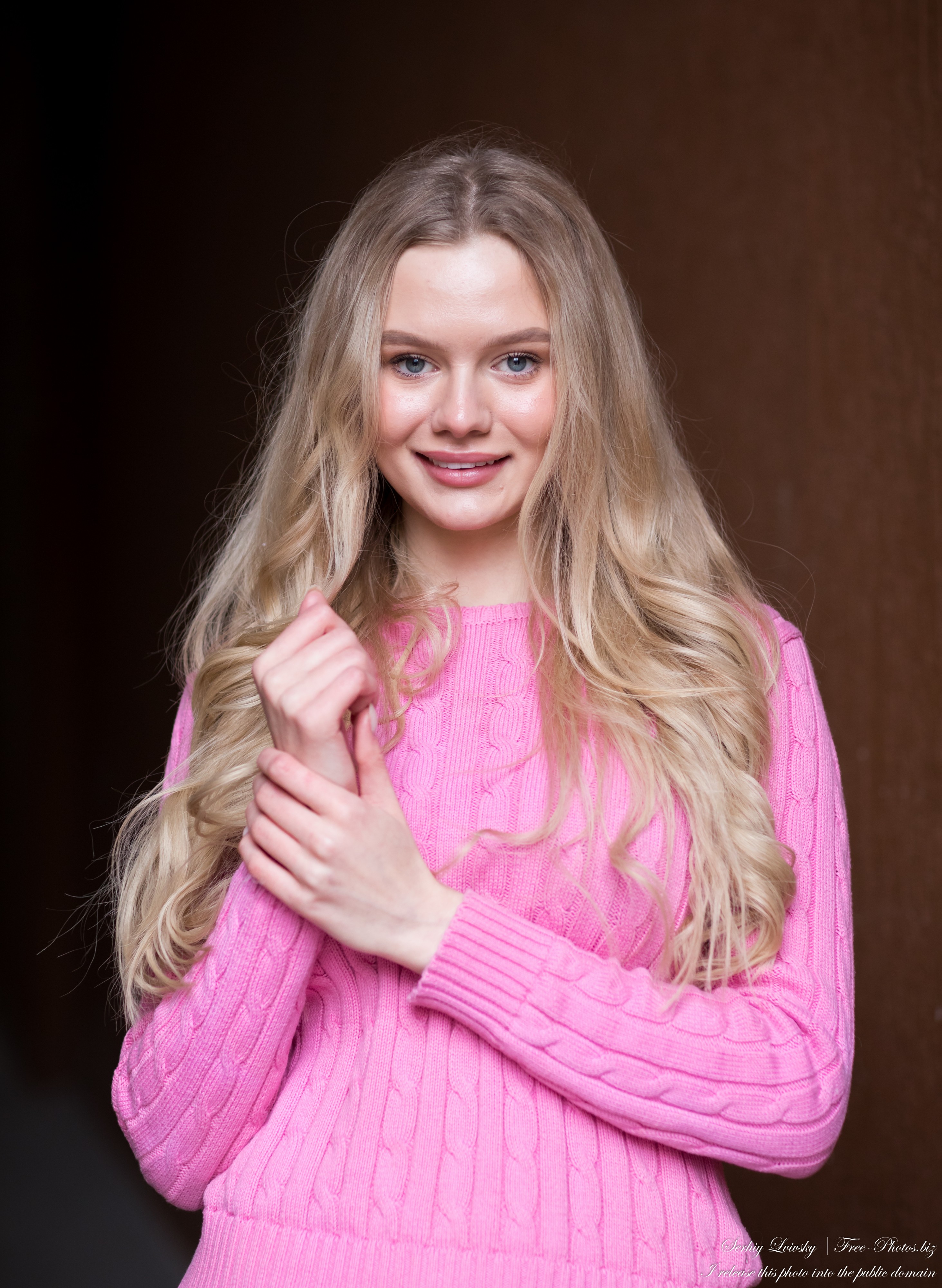 Oksana - a 19-year-old natural blonde girl photographed by Serhiy Lvivsky in March 2021, picture 15