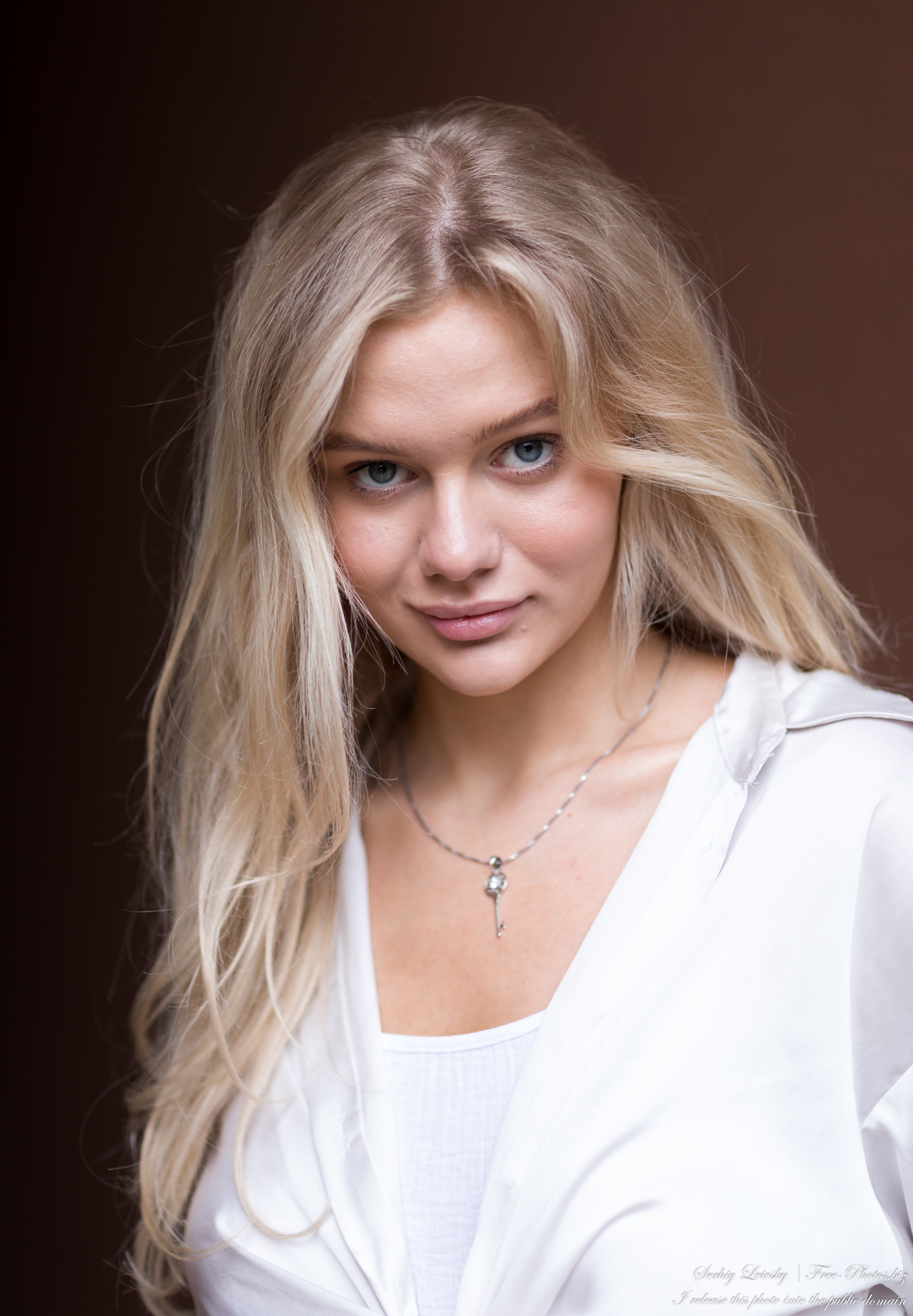 Oksana - a natural blonde 19-year-old girl photographed in July 2021 by Serhiy Lvivsky, picture 17