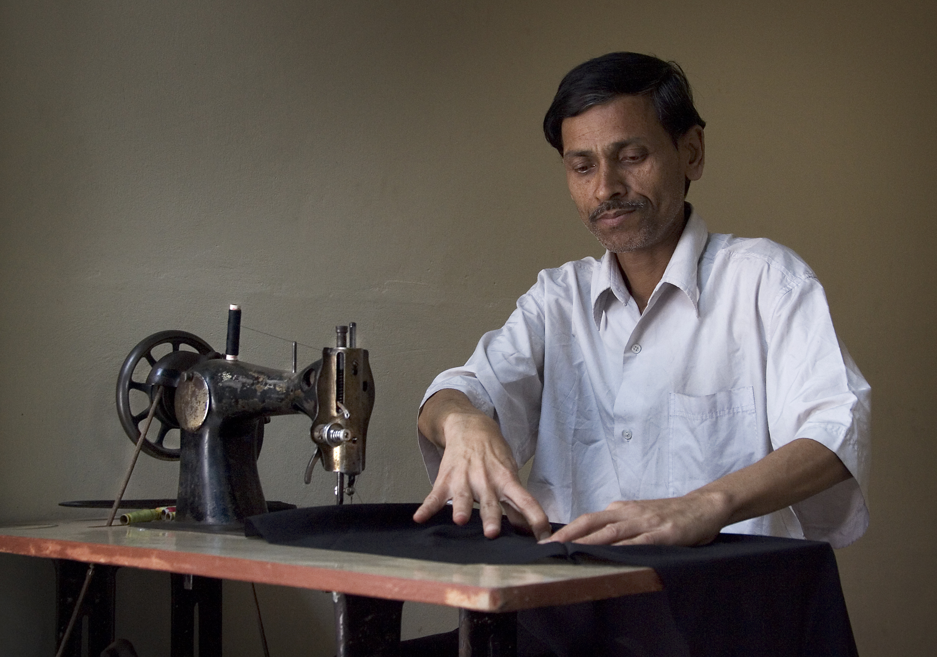 India - Varanasi tailor - 0619