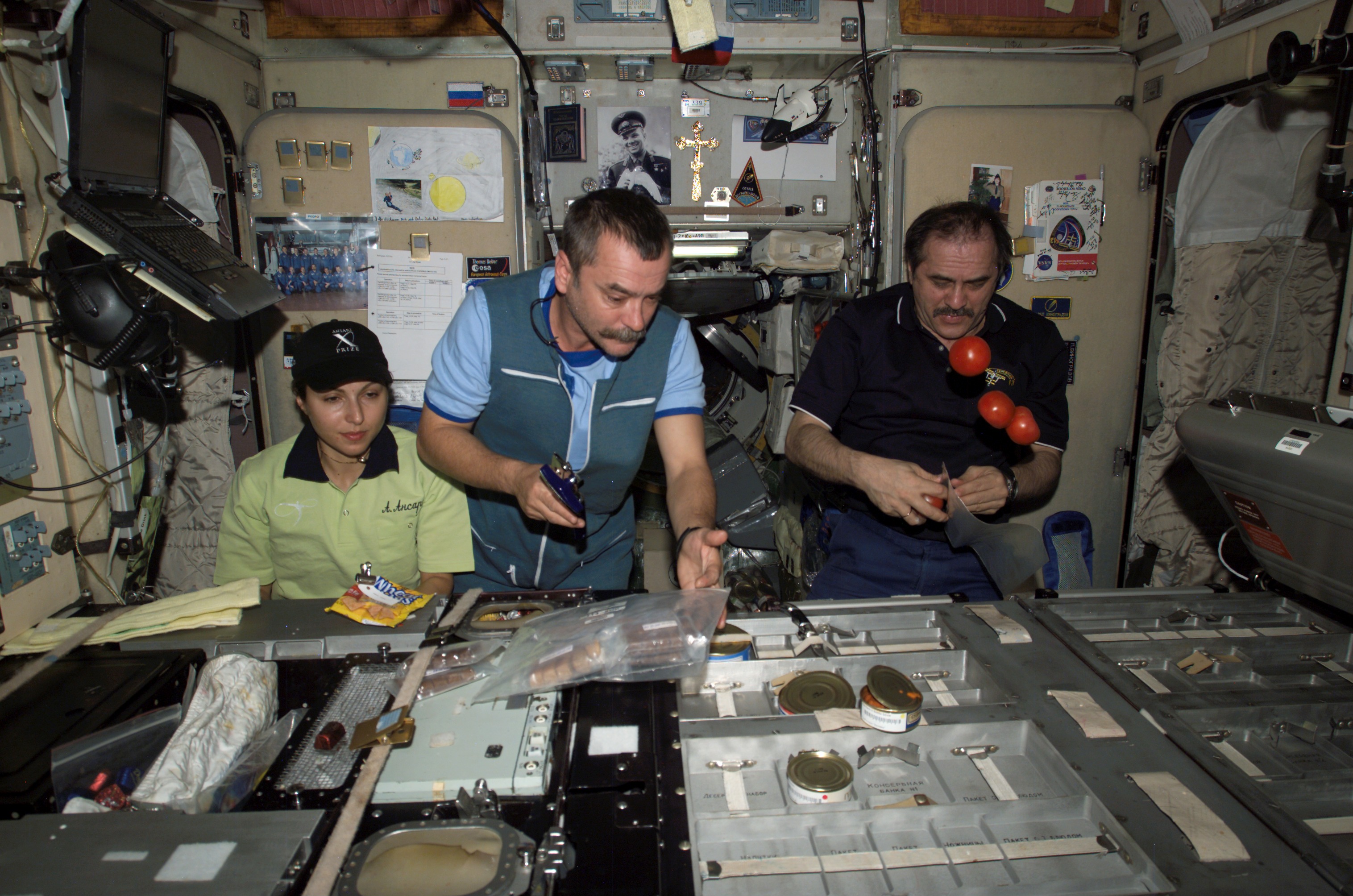 ISS-13 Anousheh Ansari, Mikhail Tyurin and Pavel Vinogradov prepare to eat a meal
