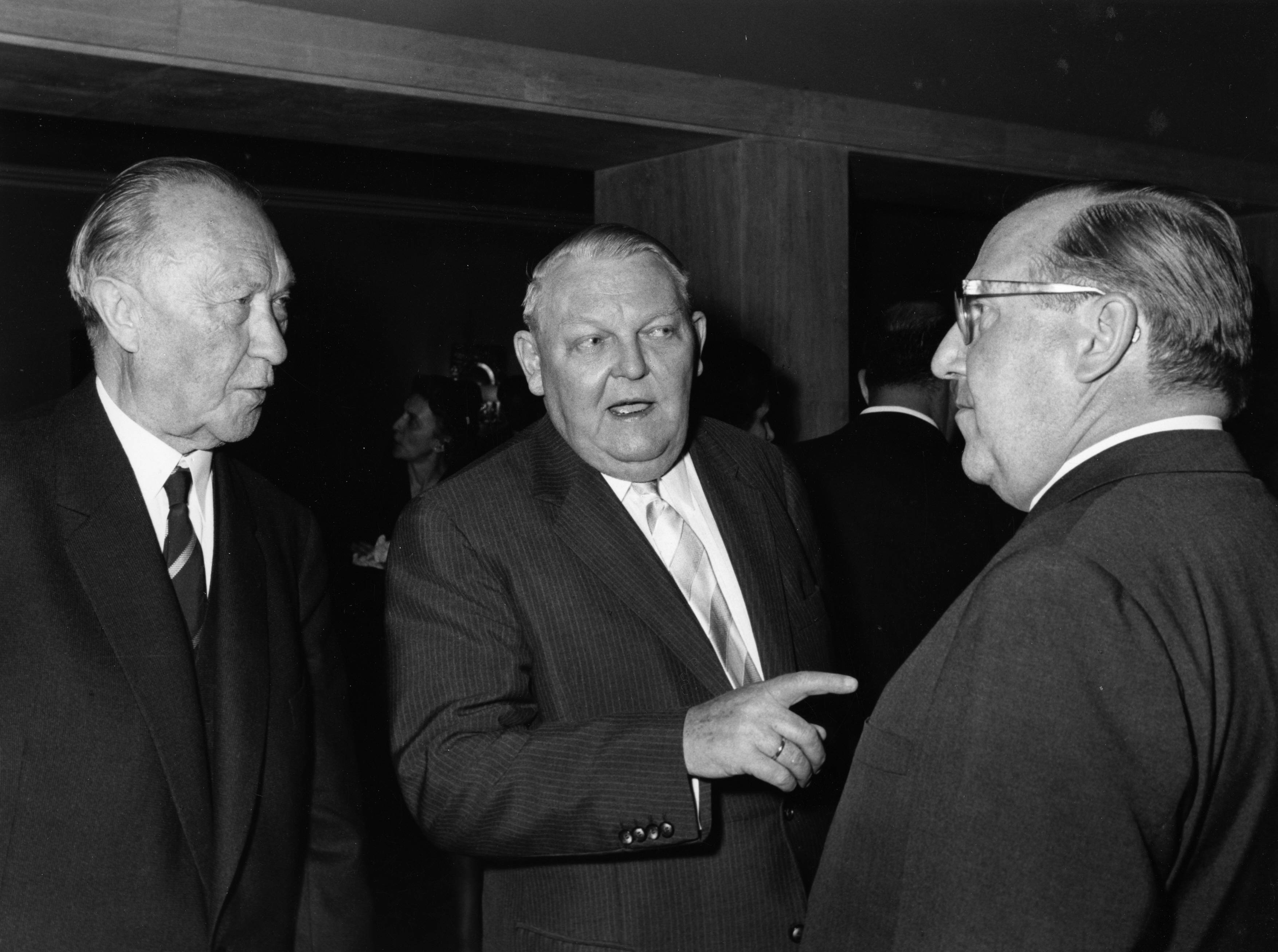 Konrad Adenauer - Mit Ludwig Erhard und Franz Meyers-kasf0102