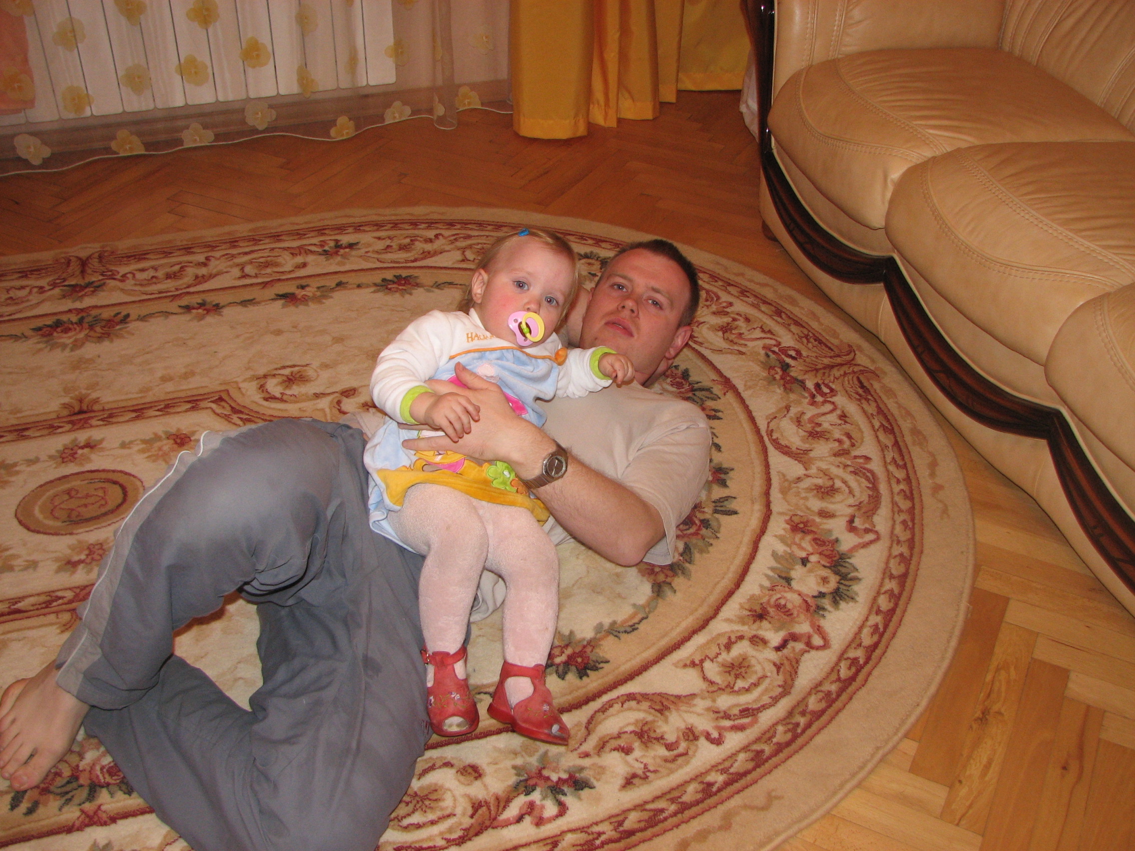 A baby kid girl with her father on a floor, picture 001
