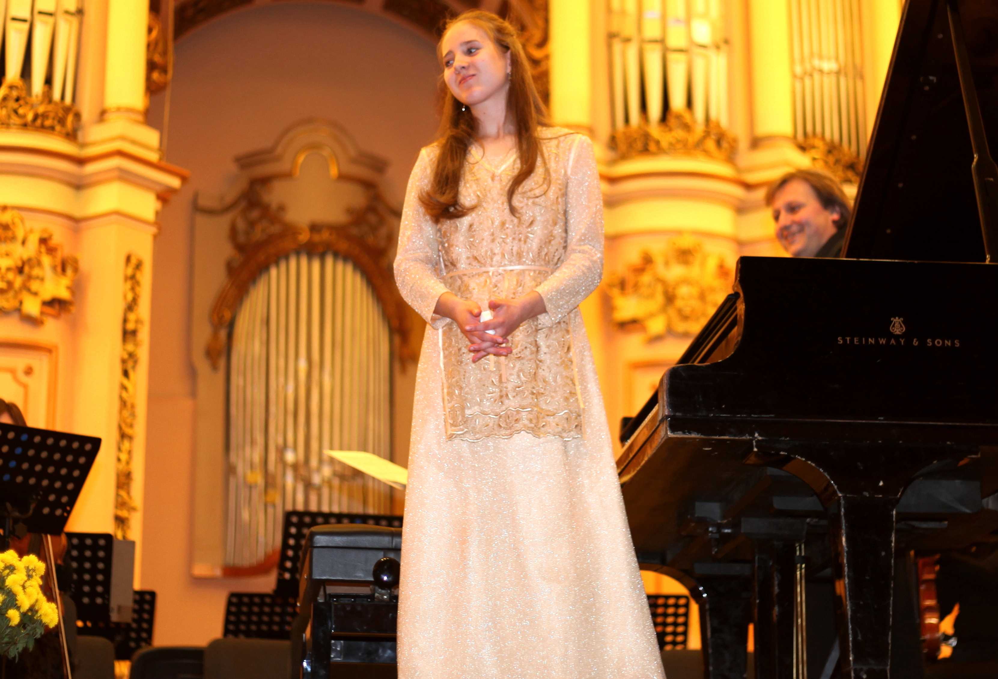 a pianist girl in a philharmonic after the performance, photo 1