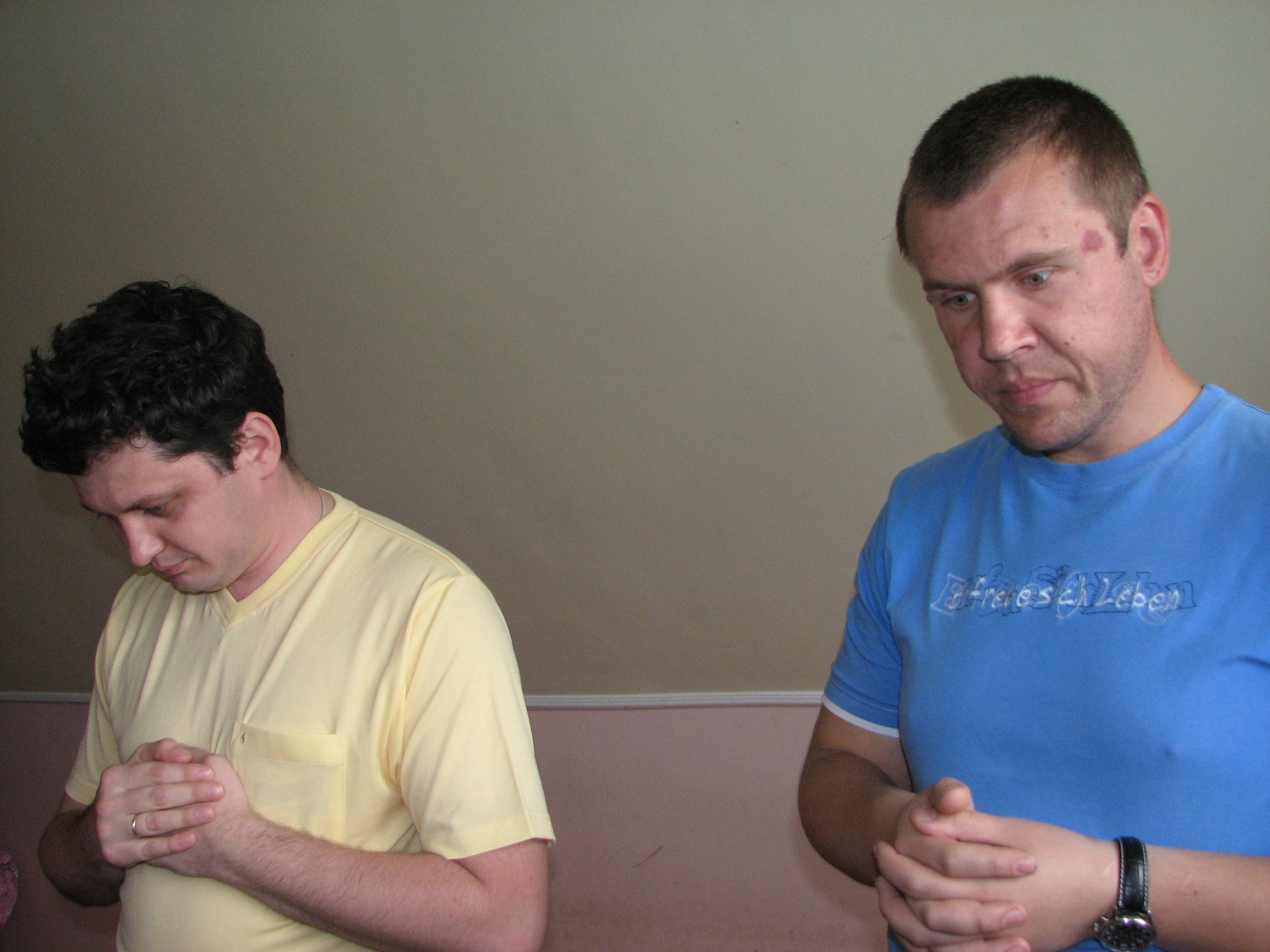 Men praying at a meeting of Catholic married couples, picture 6