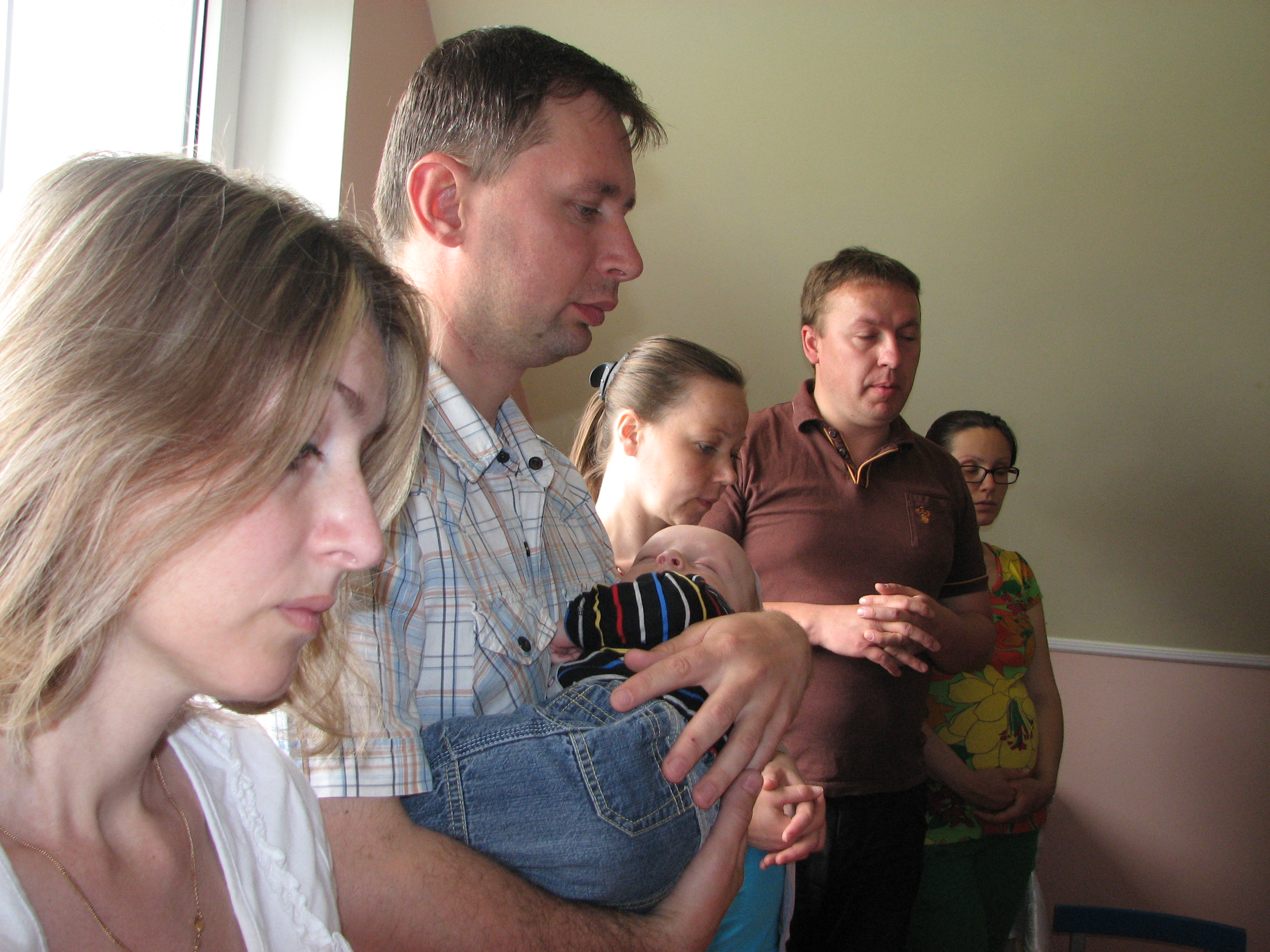 People praying at a meeting of Catholic married couples, picture 8