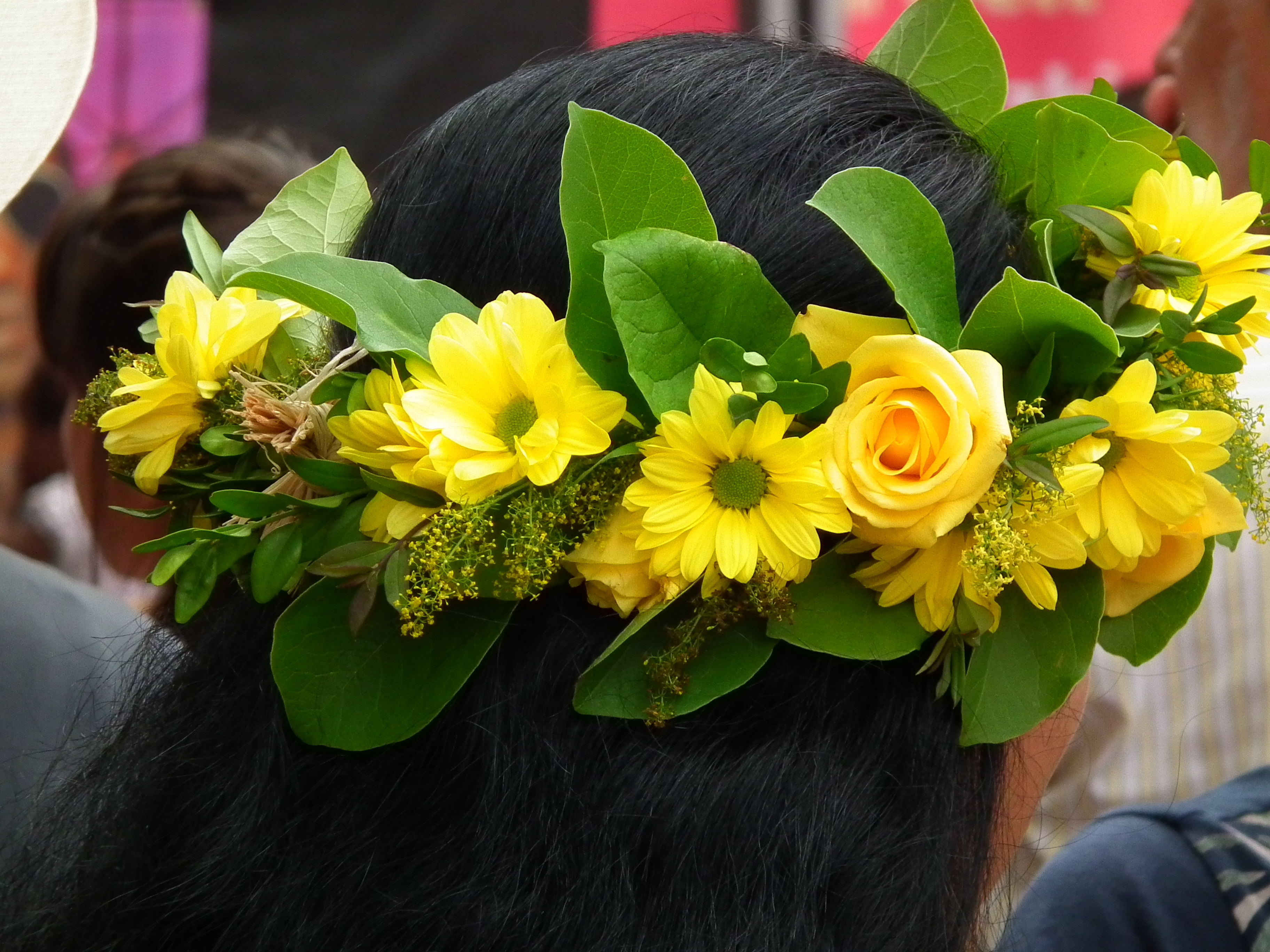 Gelber Blumenkranz als Haarschmuck