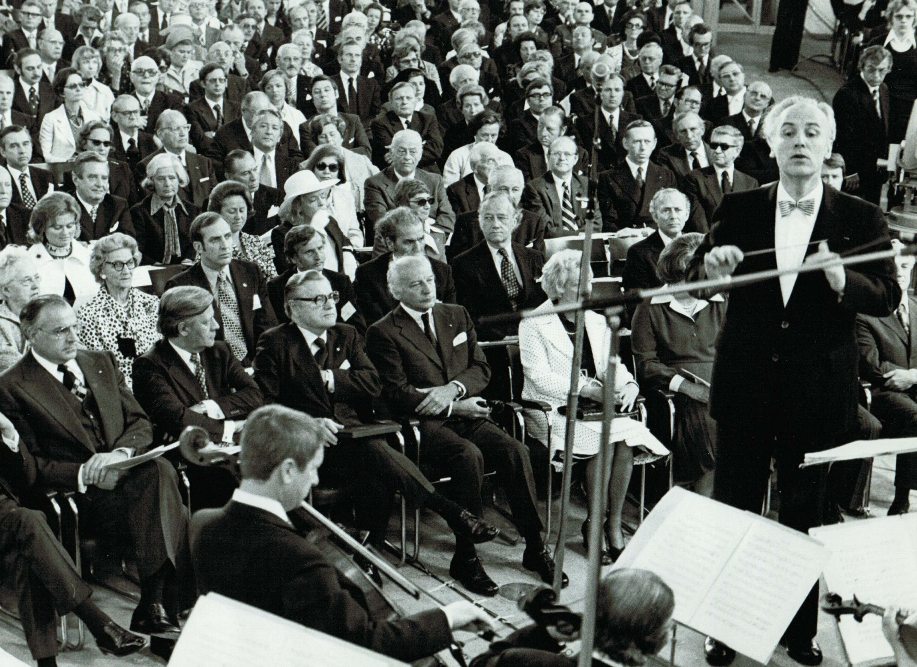 Helmut Steinbach dirigiert in der Paulskirche