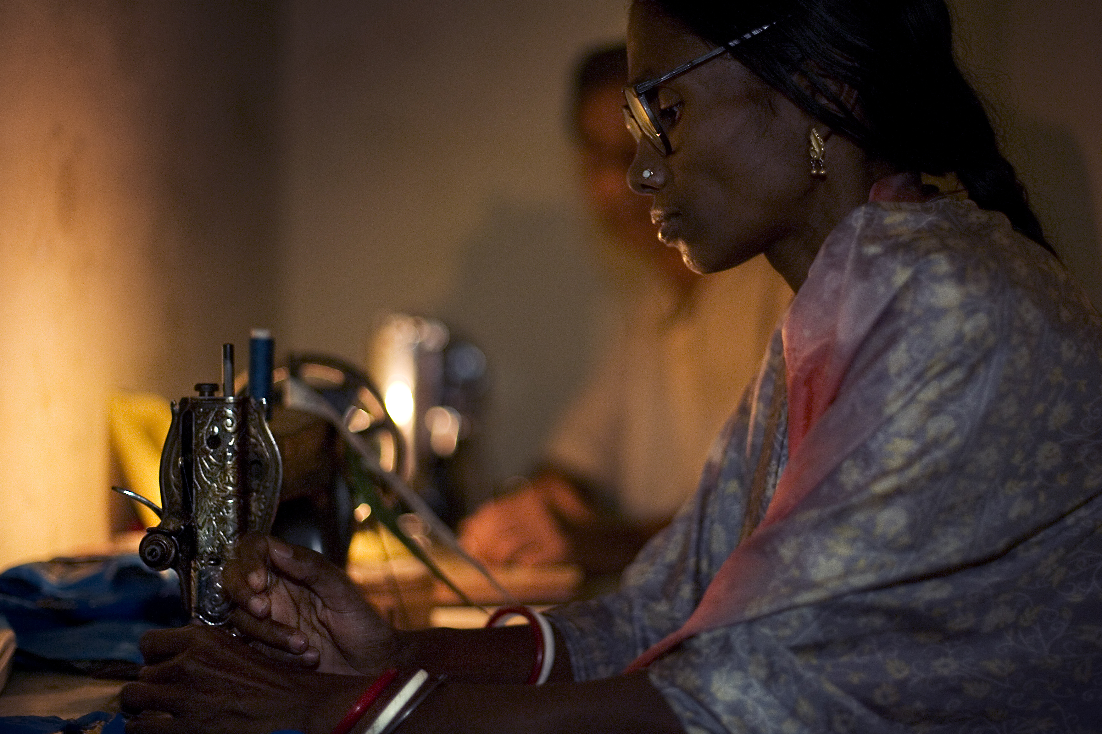 India - Varanasi black woman sewing machine - 2276