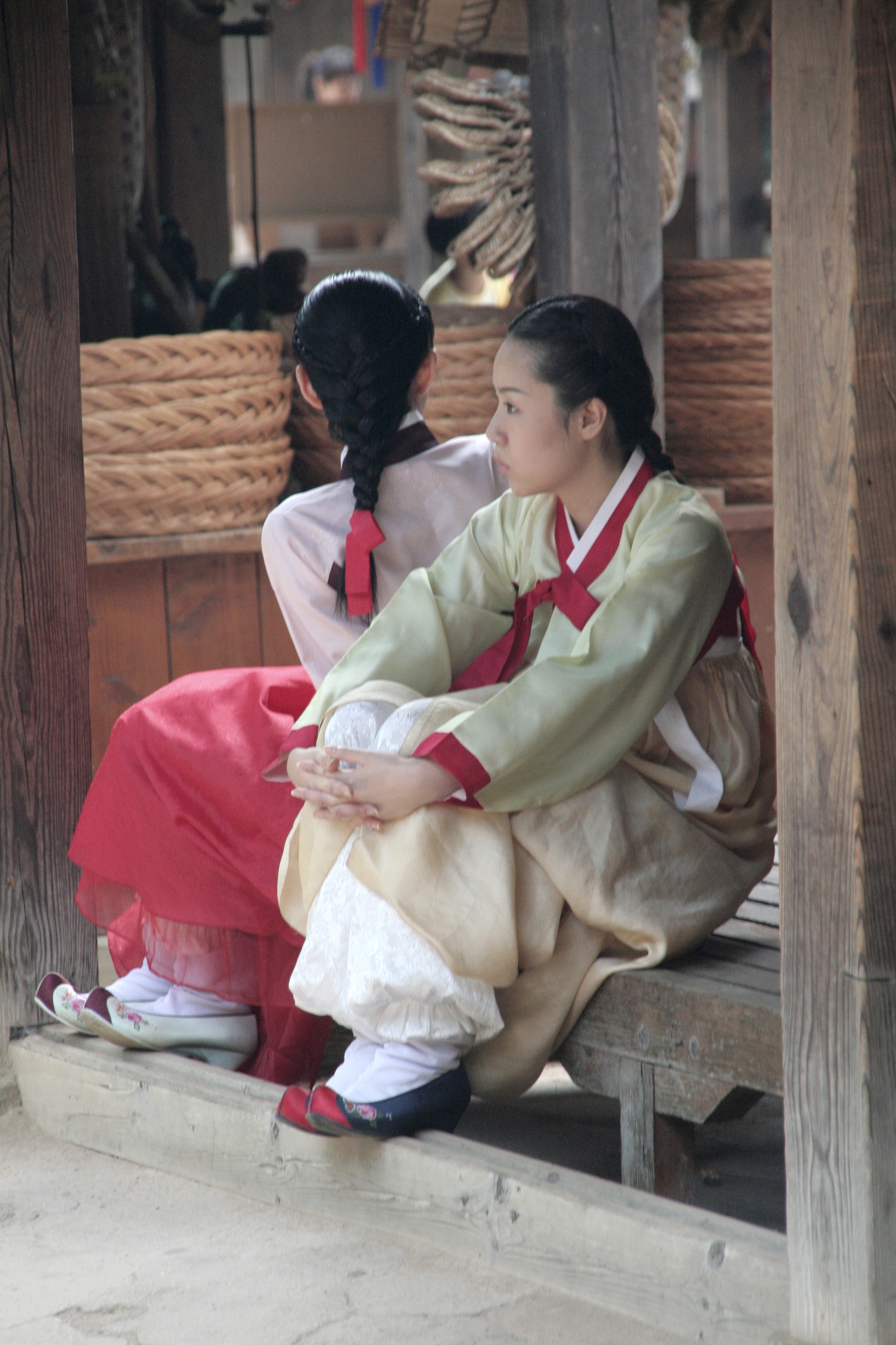 Korean Folk Village-Women in hanbok-02