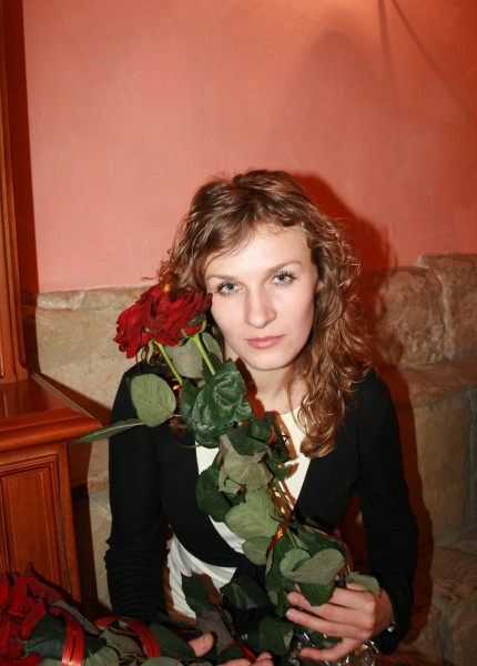 A beautiful fair-haired girl with roses, picture 6