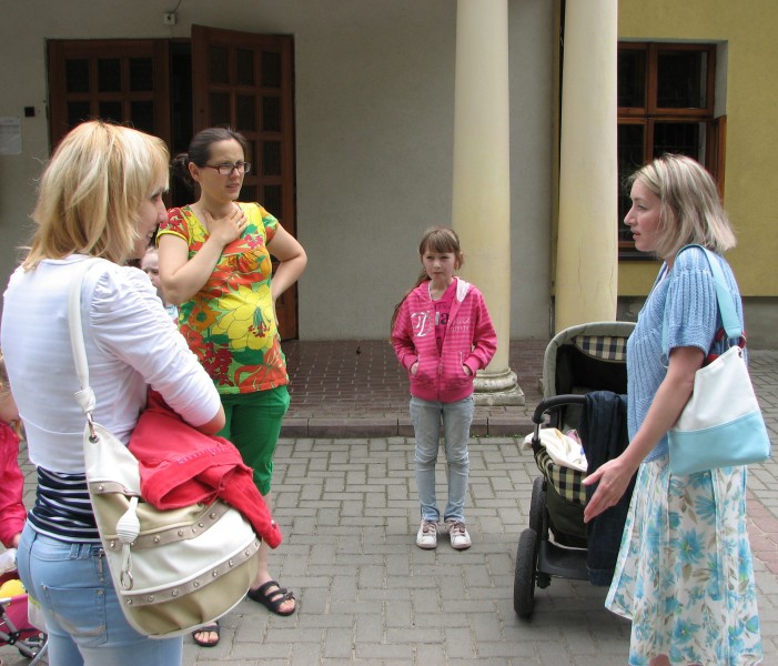 Catholic women with kids at a meeting of Catholic married couples, picture 14