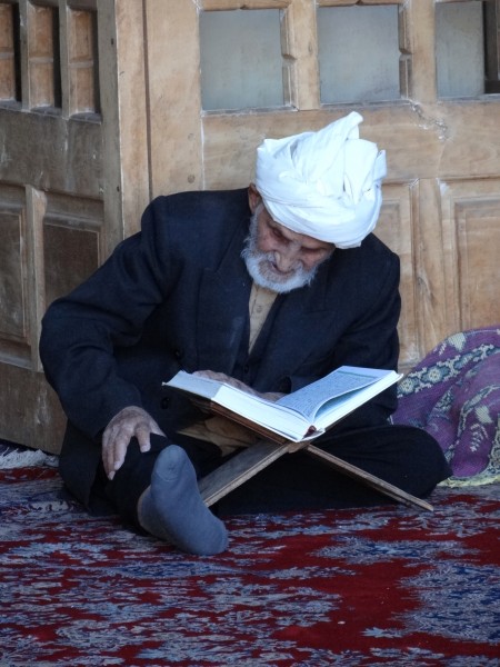 Elderly Man Reading Koran - Jameh Mosque - Yazd - Central Iran (7429252610)